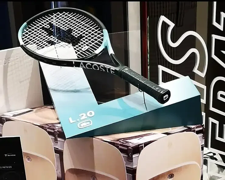 Lacoste-Zoom-sur-Porte-Raquette-1.jpeg.png