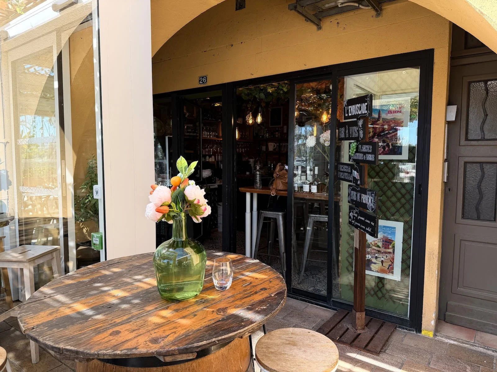 le bar à vin l'embuscade sur le port de sanary sur mer