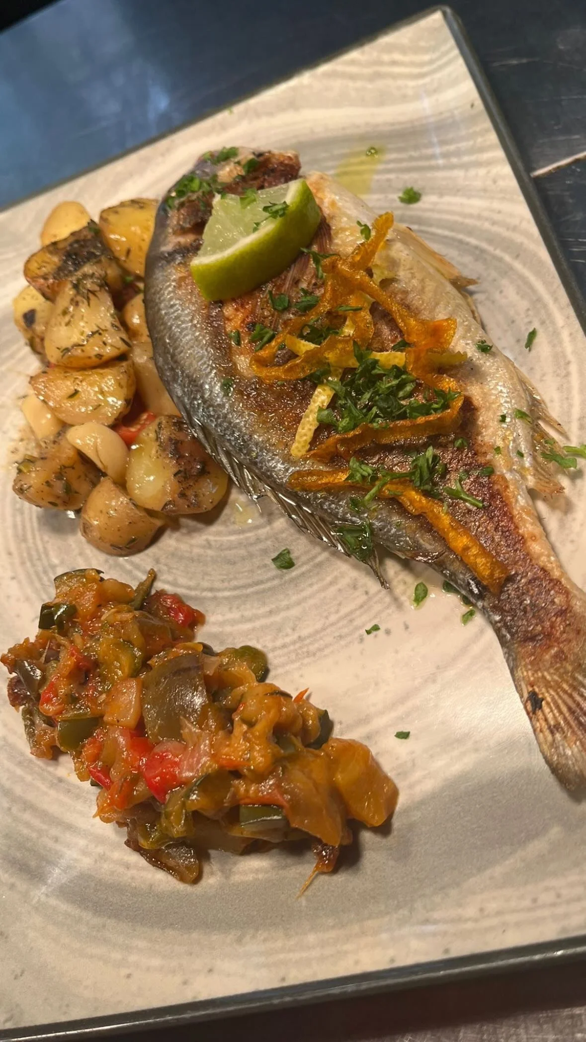 Plat de Daurade Royale grillé accompagné de legumes Frais au restaurant la muscade à sanary