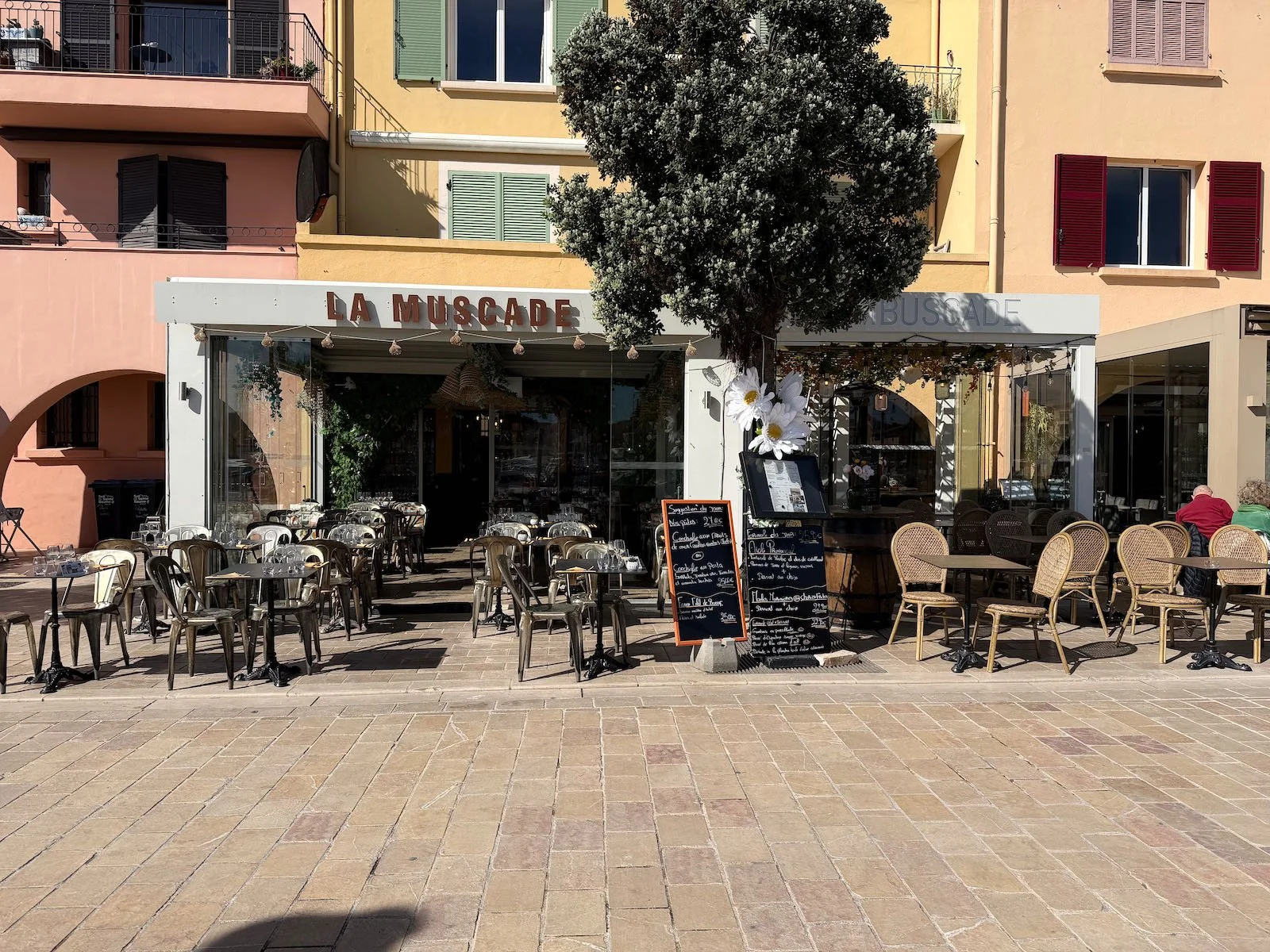 La terrasse du restaurant la muscade sur le port de sanary sur mer