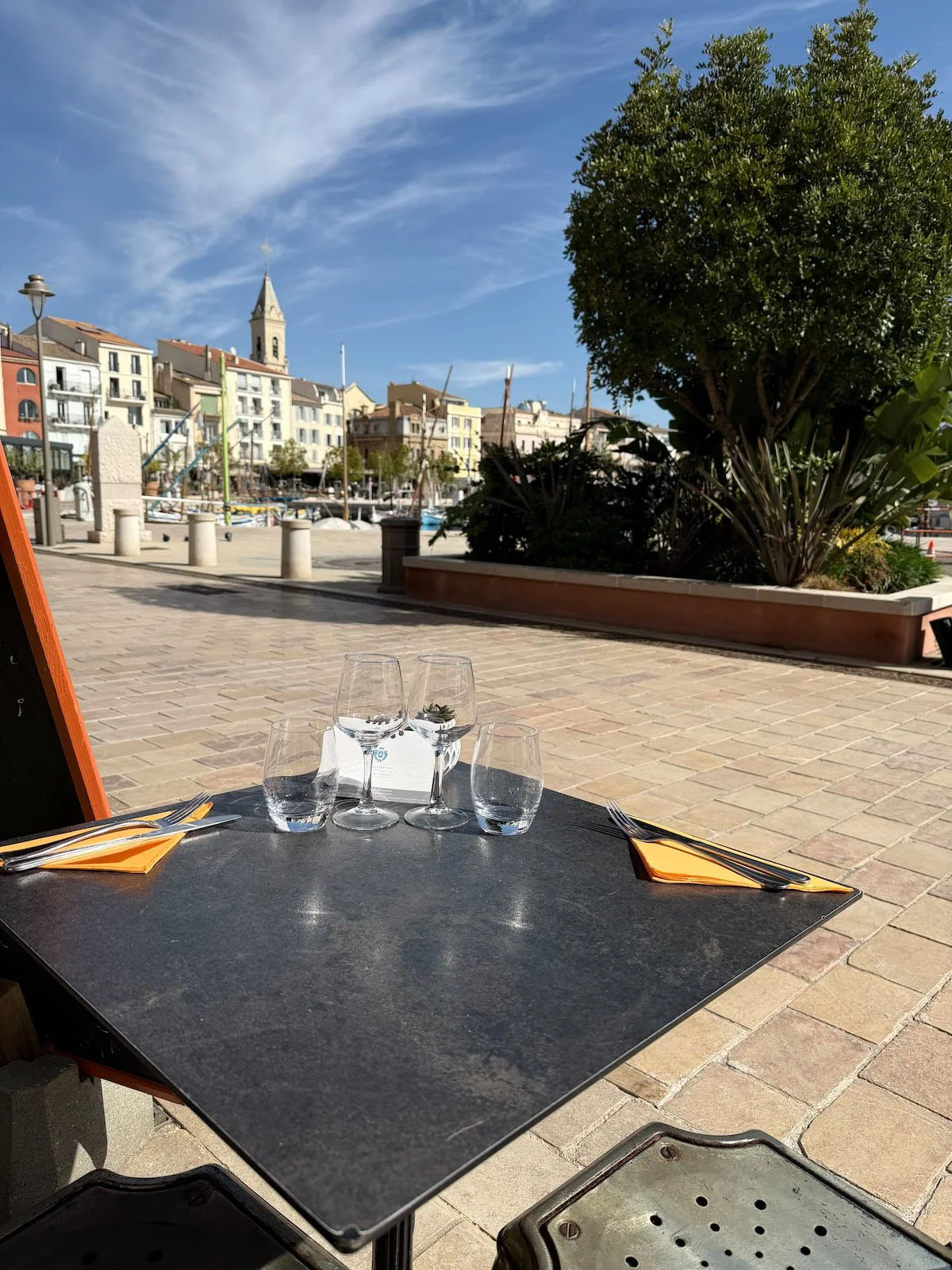 ue du port de Sanary-sur-Mer depuis la terrasse du restaurant La Muscade