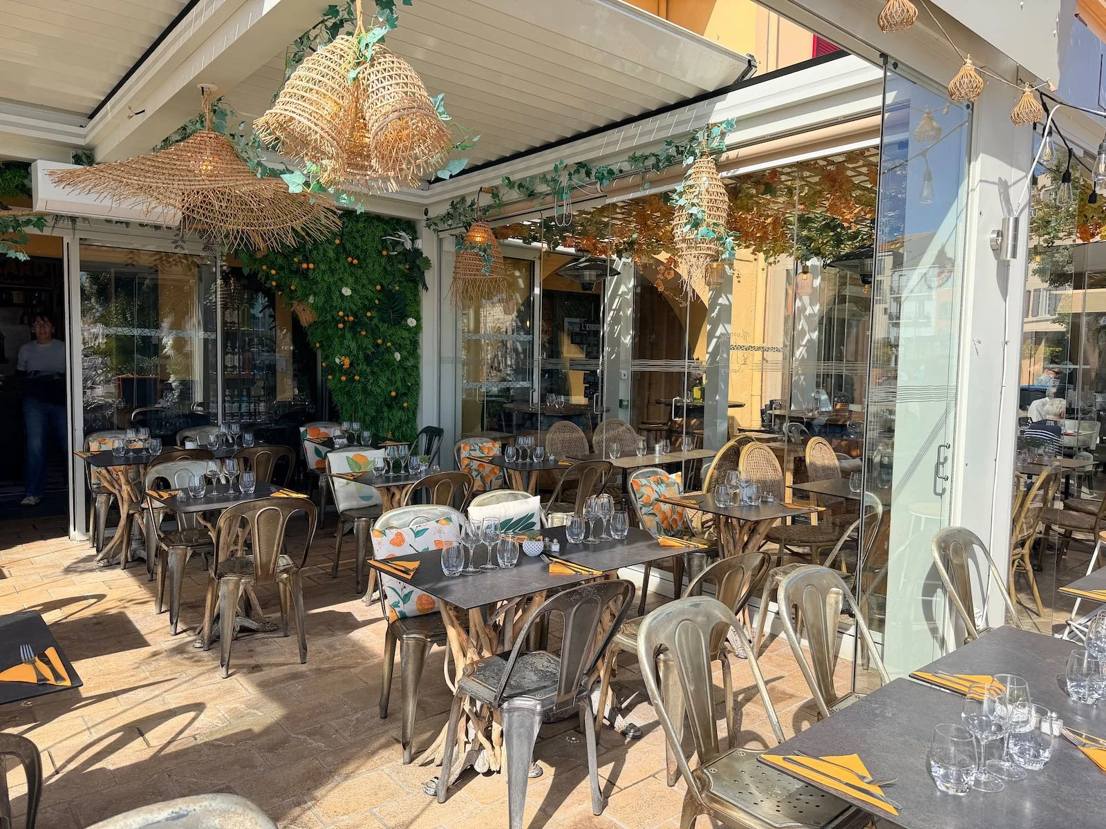 Terrasse sur le port du restaurant la muscade à sanary sur mer