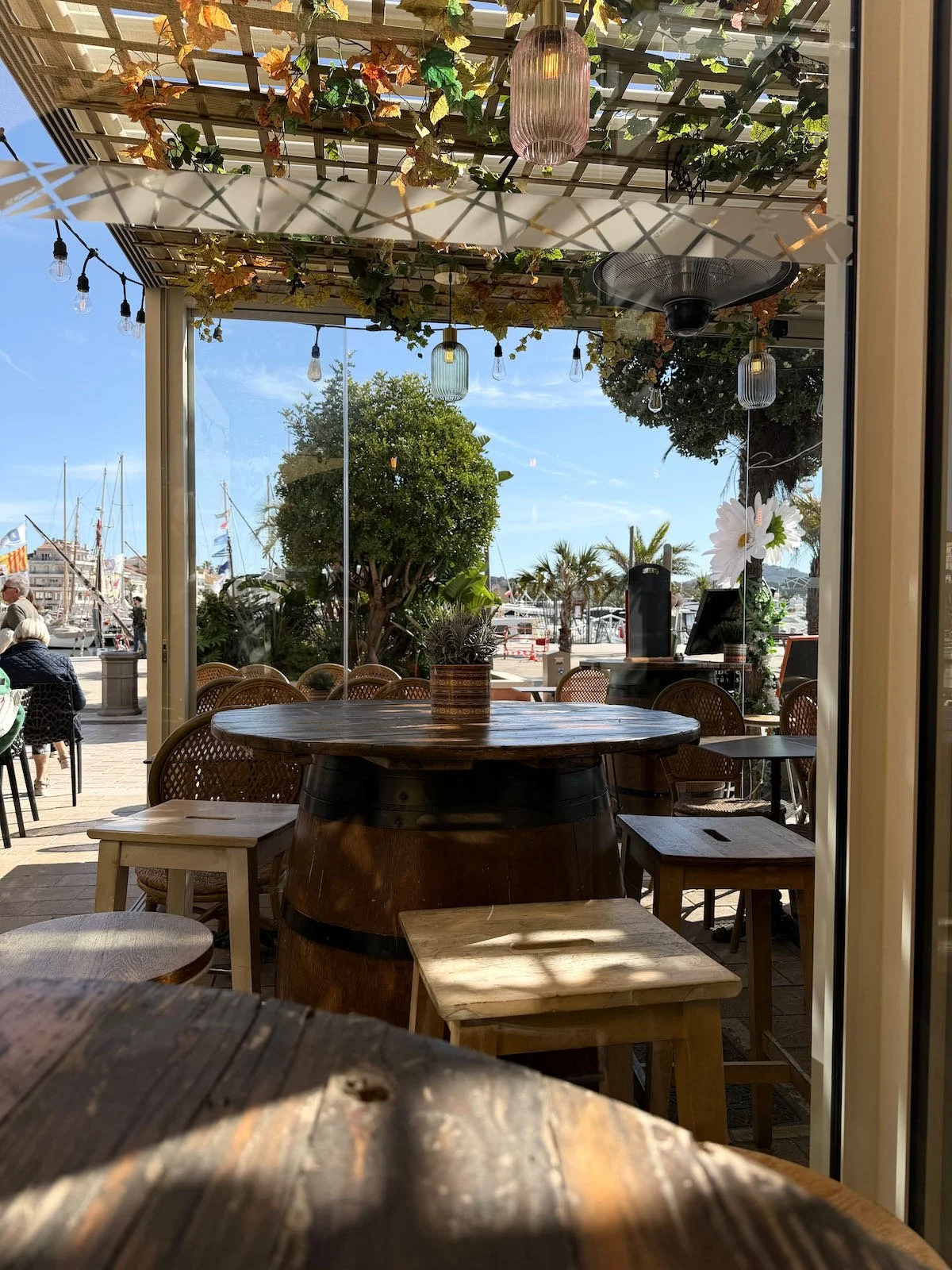 la terrasse du bar à vin l'embuscade à sanary sur mer