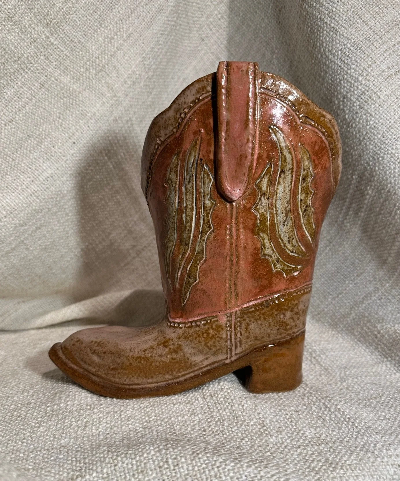 Keraaminen cowboybootsivaasi