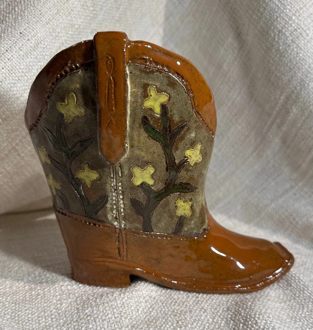 Keraaminen cowboybootsivaasi