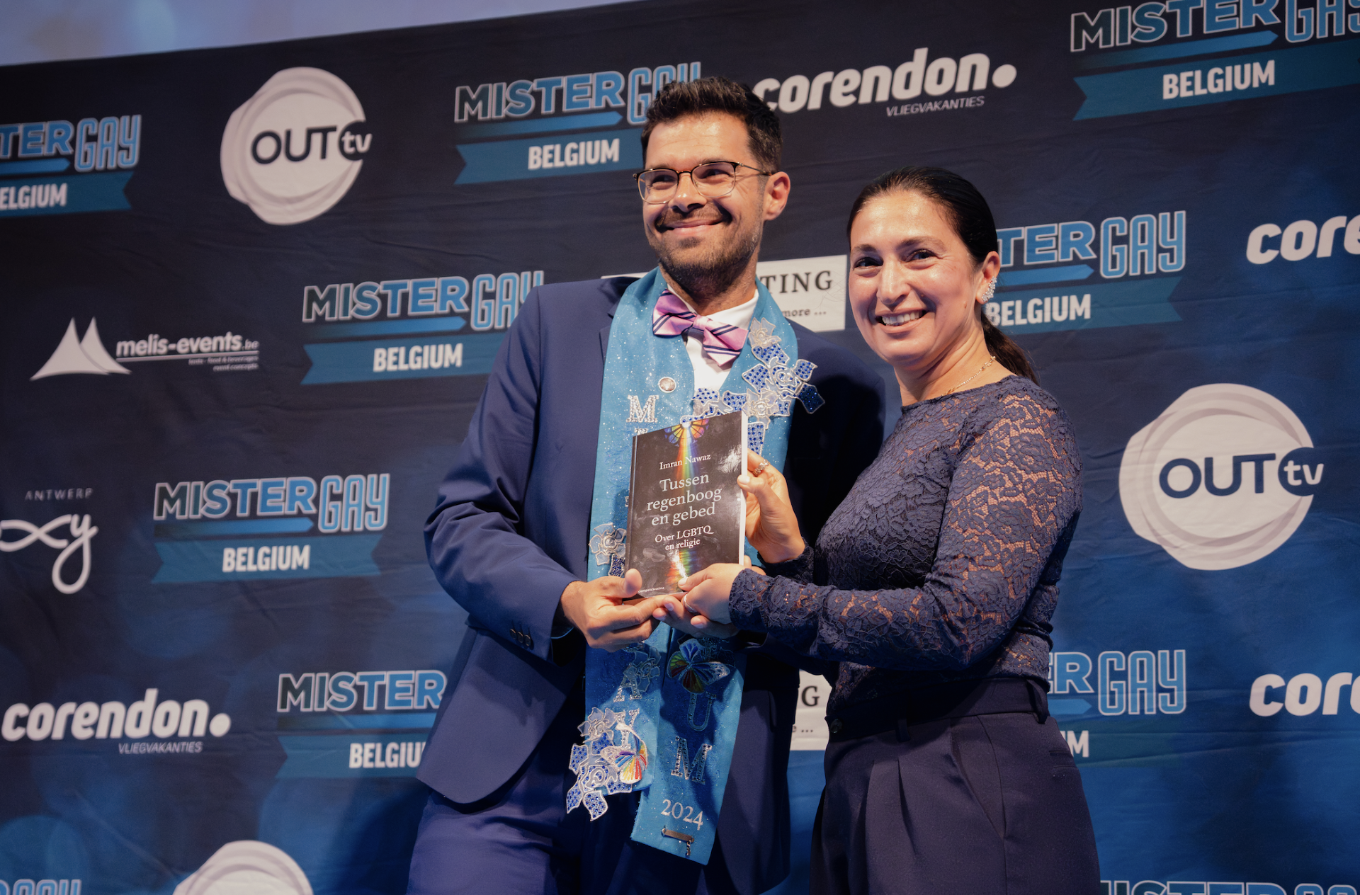 Mister Gay Belgium Imran Nawaz brengt boek uit over geloof en queer identiteit: “keuze tussen beide is een mythe”
