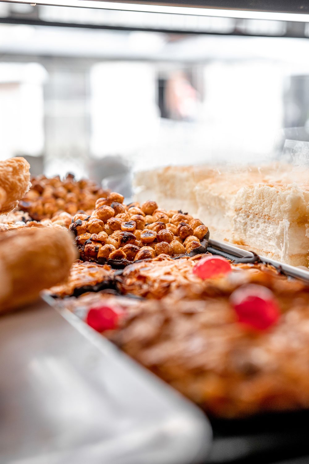 Verschiedene Kuchen und Torten in einer Konditorei.