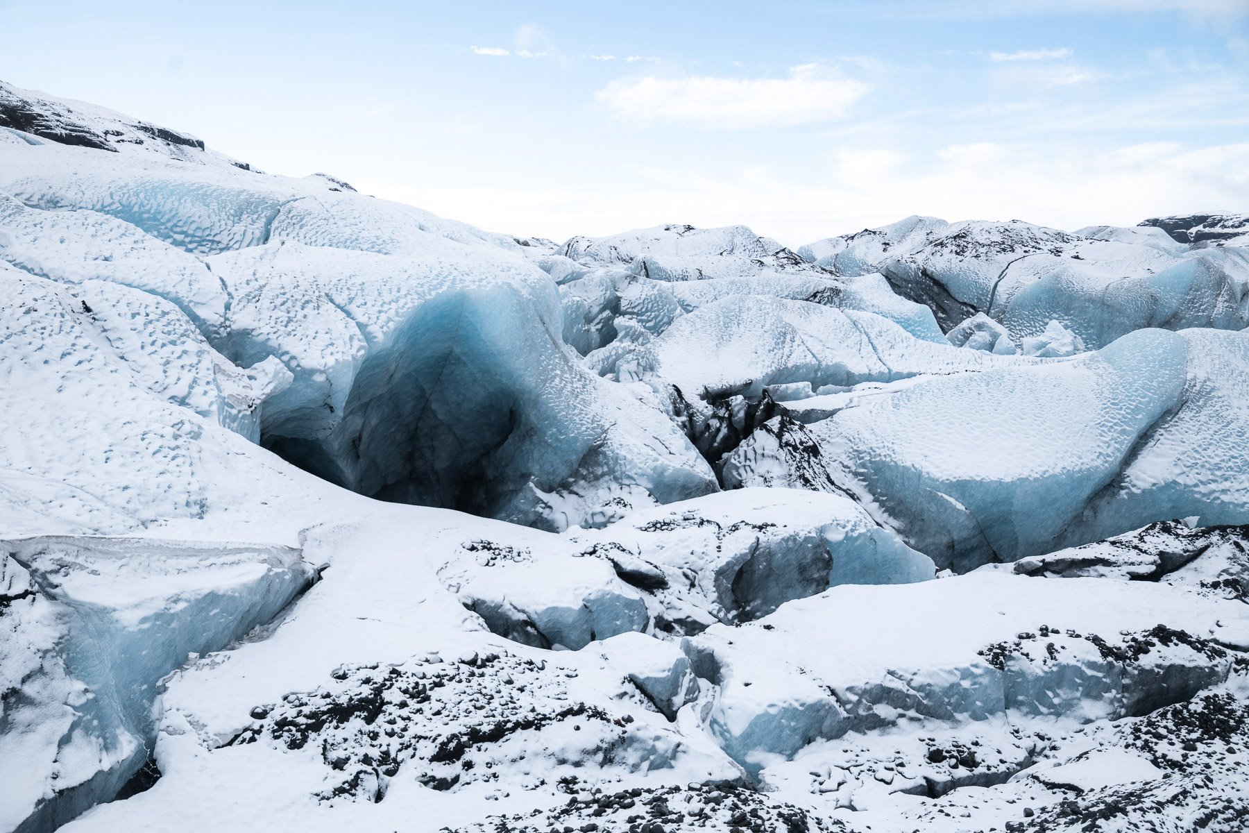 Gletscher mit Eisblöcken und Schneedecke in einer kalten, eisigen Landschaft, großer Gletscher unter einem blauen Himmel