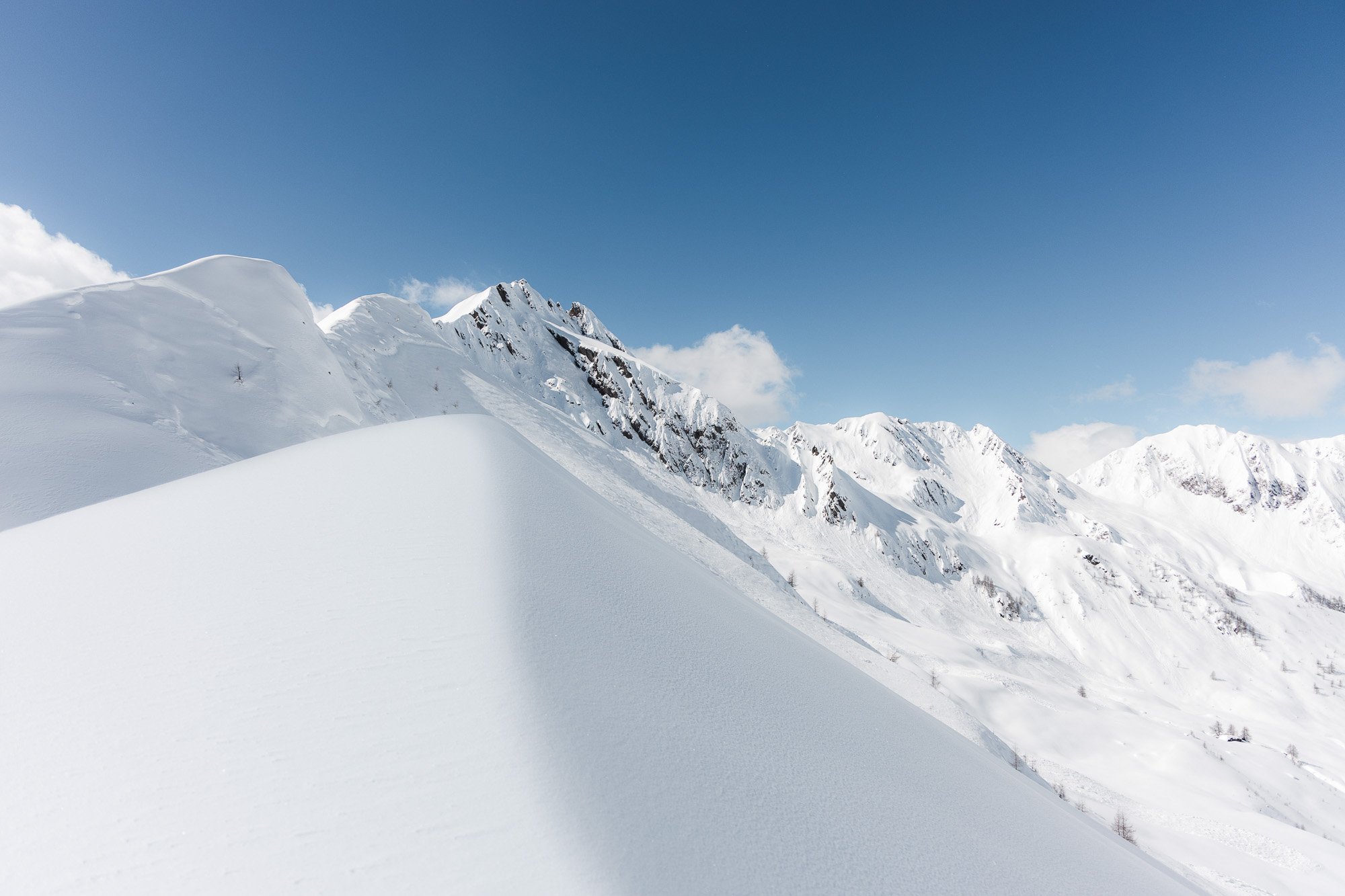 Schneebedeckte Berge bei klarem Himmel