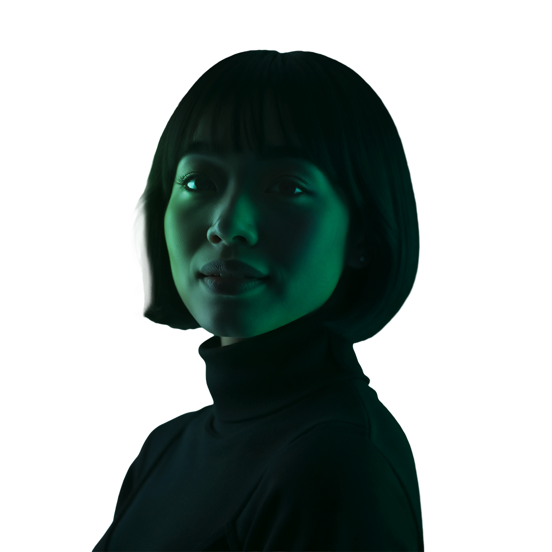 Porträt einer jungen Frau mit dunklen Haaren, die in eine grüne Lichtquelle schaut, dunkler Hintergrund.