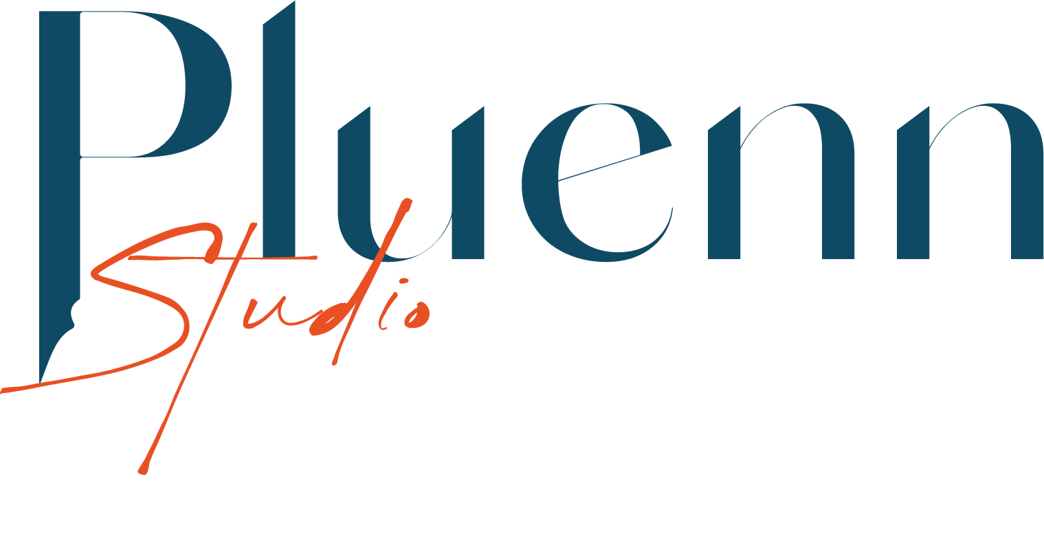 Logo de Pluenn Studio avec le nom en lettres bleues et le mot 'Studio' en écriture manuscrite rouge.