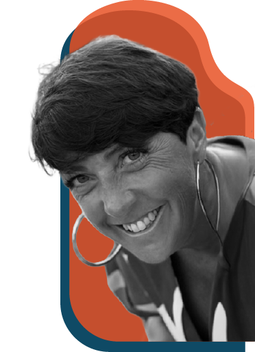 Un portrait de femme souriant, portant un t-shirt avec un fond graphique orange et bleu.