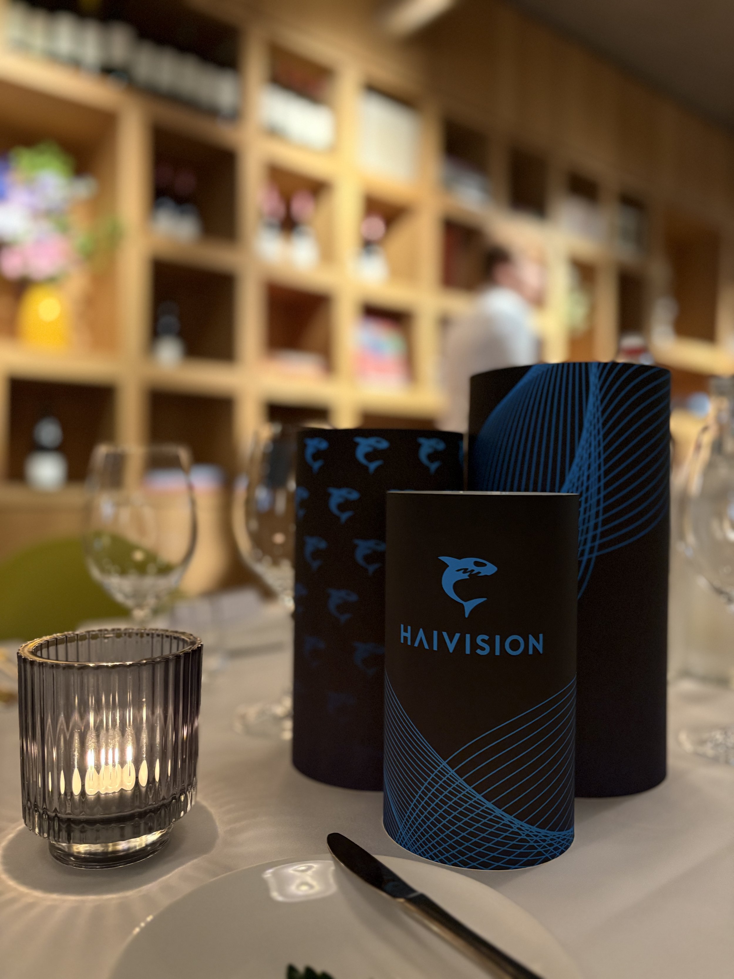 Valérie Dekeyser/Pluenn Studio - Organisation de diners (gastronomique) privés pour les clients VIP d'Haivision. Penser au moindre détails, la décoration et comment habiller le lieu.