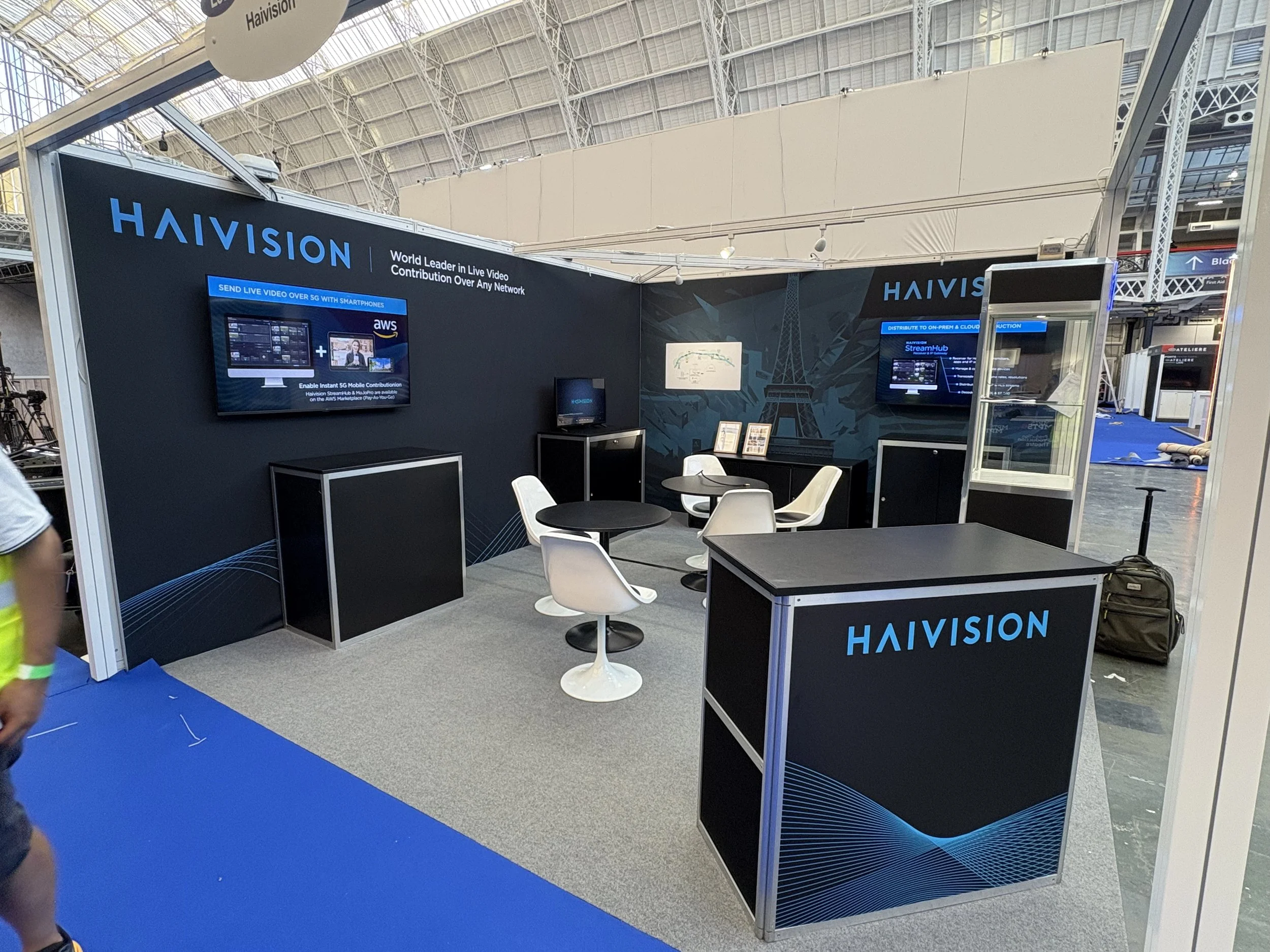 Valérie Dekeyser/Pluenn Studio - Organisation des salons BtoB pour Haivision, ici à Londres pour l'industrie du Broadcast. Gestion du design en maitrisant le budget.