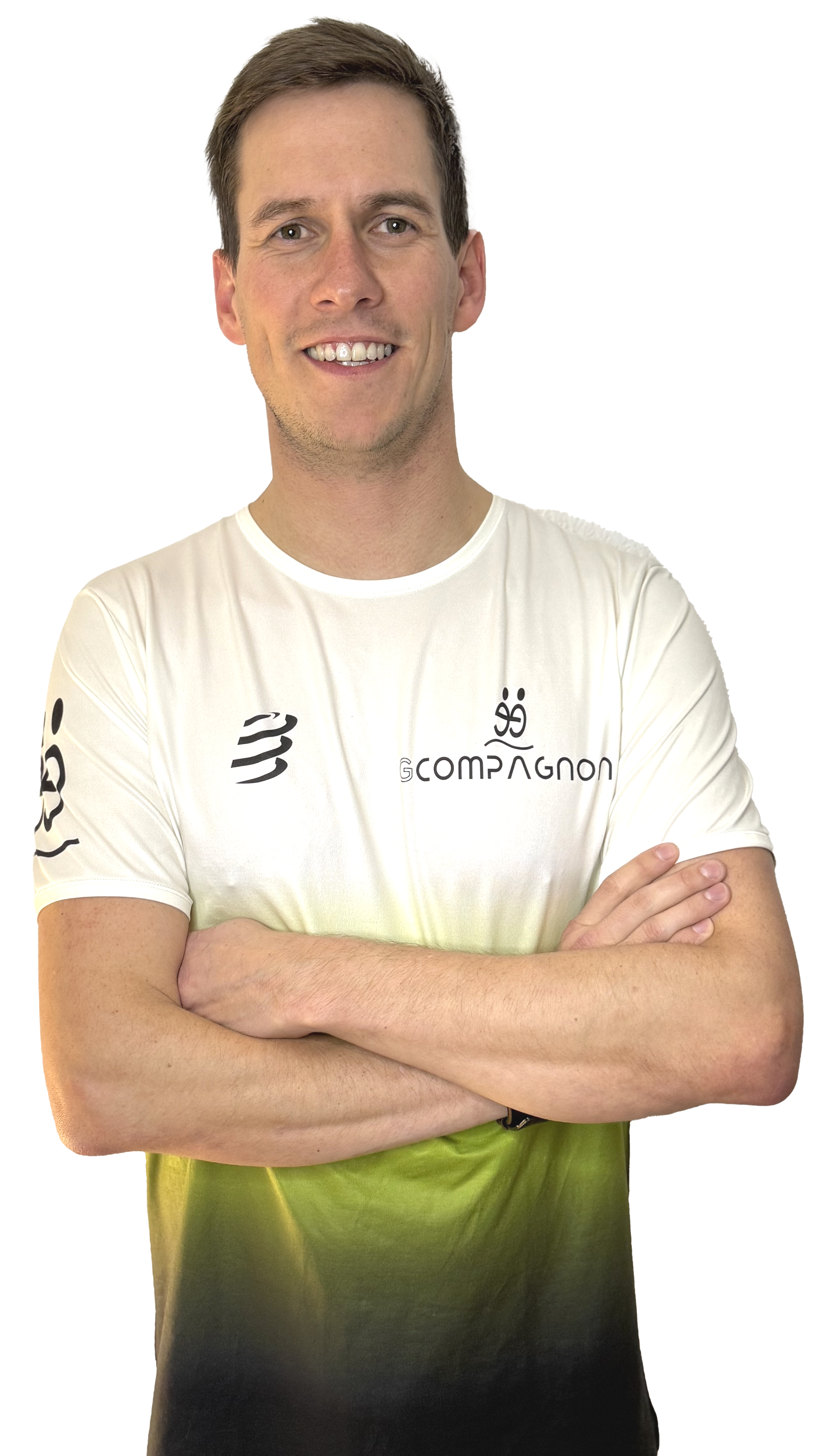Guillaume avec des bras croisés portant un t-shirt blanc de sport avec des logos et le nom 'Gcompagnon'.