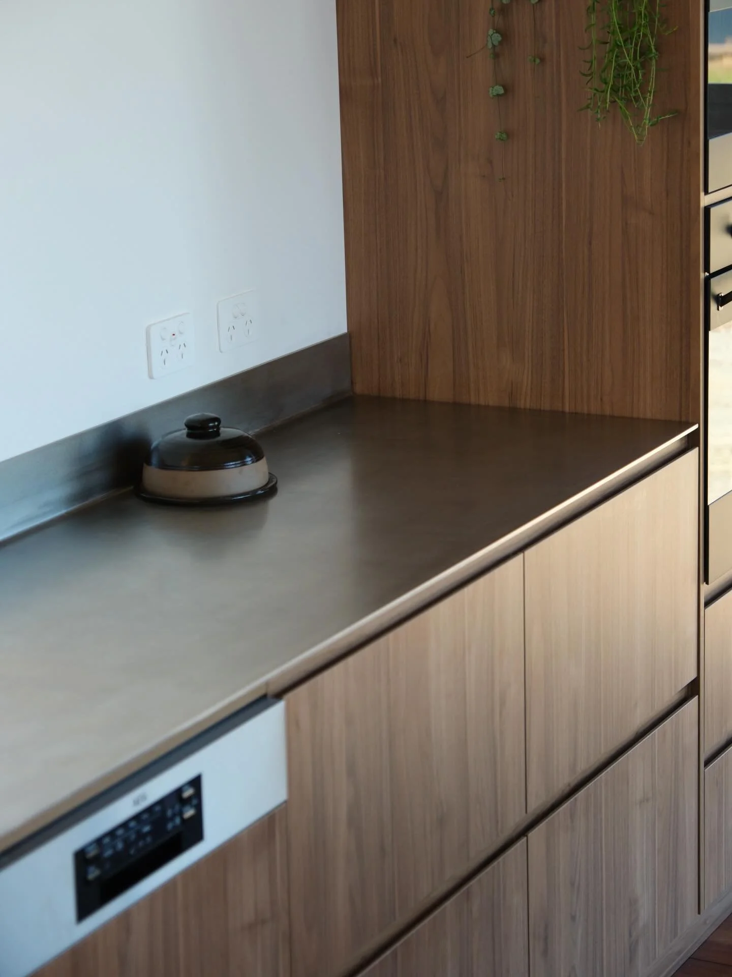 6mm stainless steel splash back bench with a raw edge, finished flush to the drawer fronts. 
 

#metalwork #stainlesssteel #stainlesssteelbenchtop #stainlesssteelfurniture