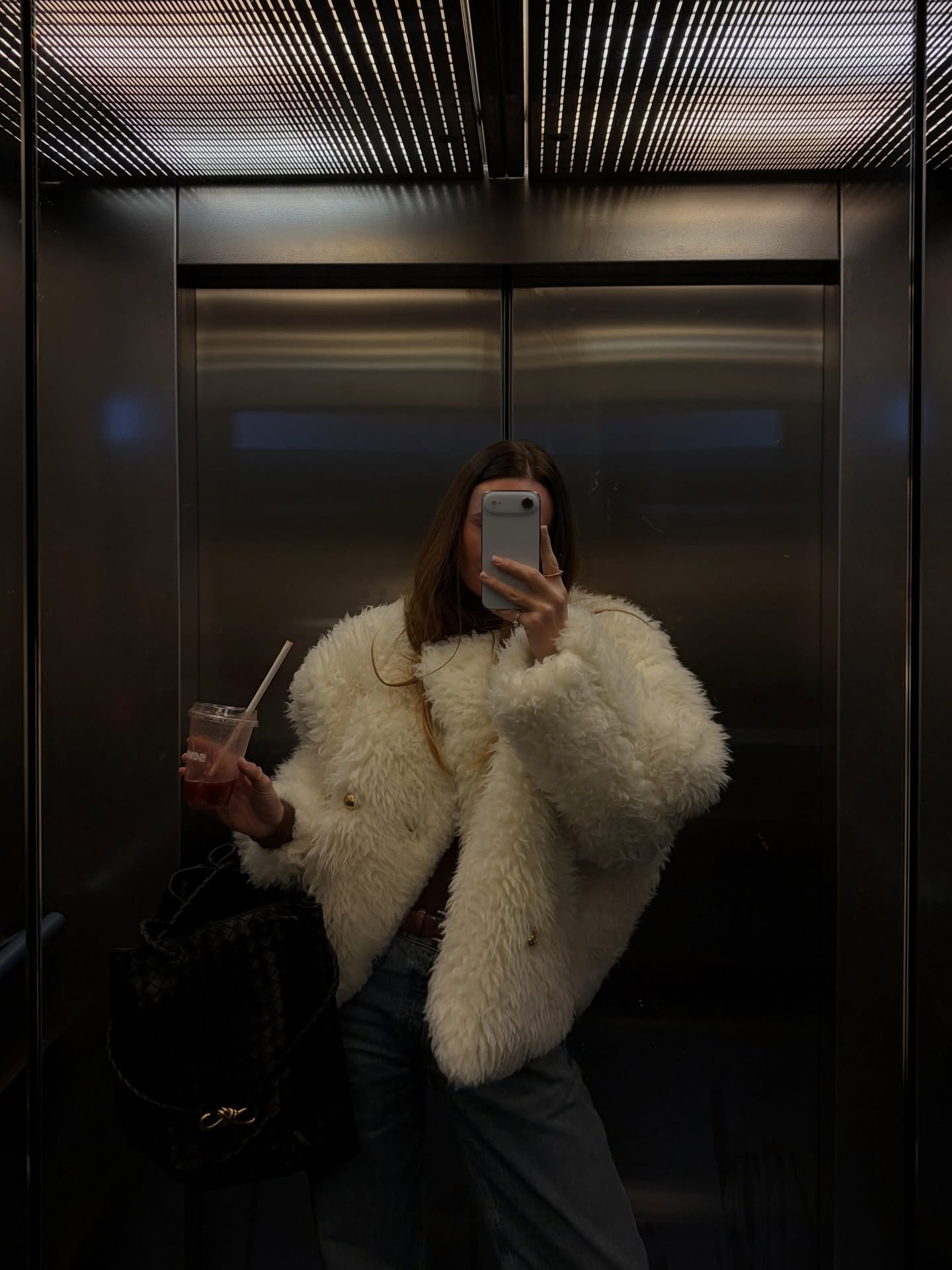 Your lady is serving you some tea 🫖