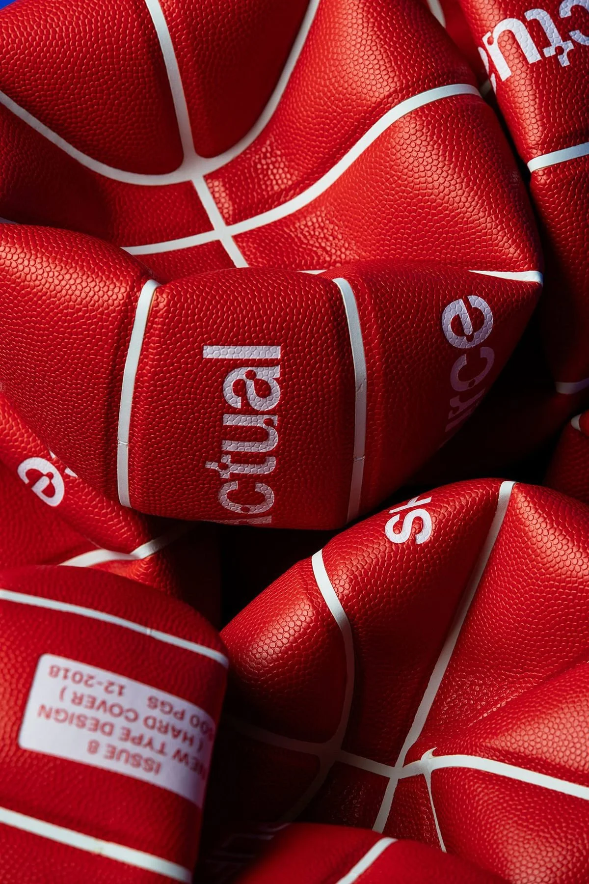 Ballons de sport rouge avec le mot 'CUIA' écris dessus, en matériaux synthétiques, avec lignes blanches.