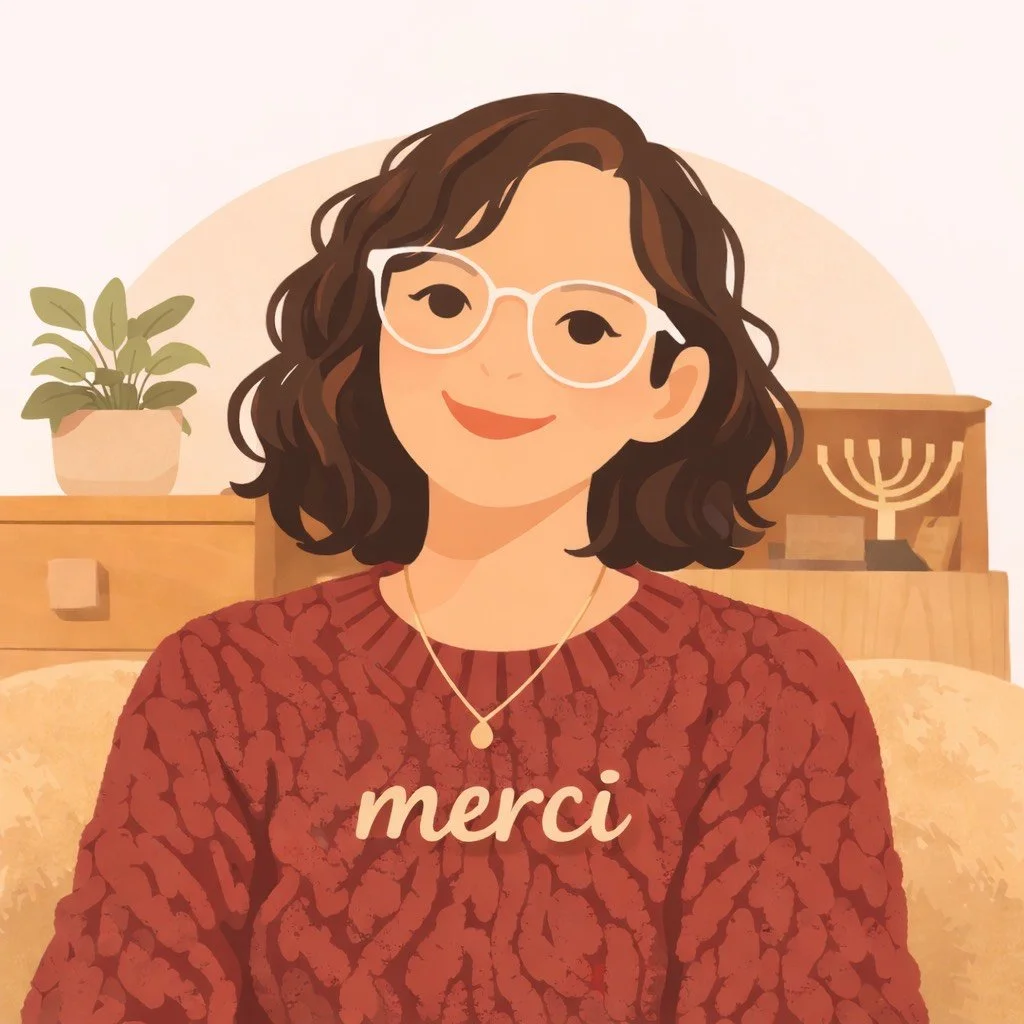 Une illustration d'une femme souriante avec des lunettes, portant un pull rouge, dans un intérieur avec une plante et un chandelier en arrière-plan, avec le mot 'merci' écrit.