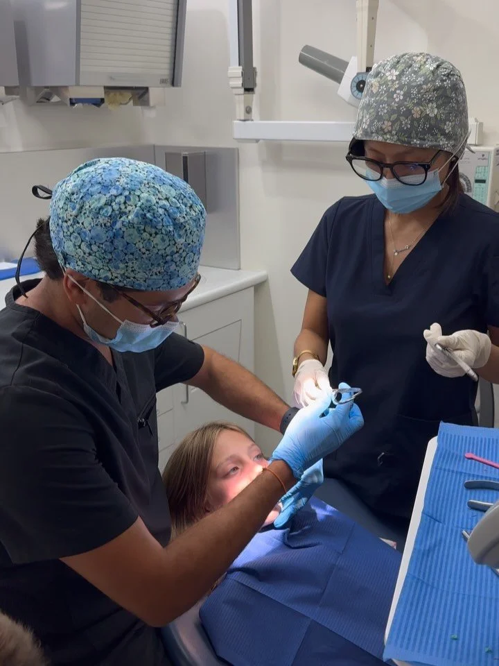 🦷 Hoy hemos tenido unos pacientes &iexcl;de 10! El Dr. Sergio Pe&ntilde;azola, especialista en ortodoncia, junto a nuestra higienista Nancy Lema, se aseguran de que cada visita sea tranquila, cercana y con la mejor atenci&oacute;n 💙

Las sonrisas s