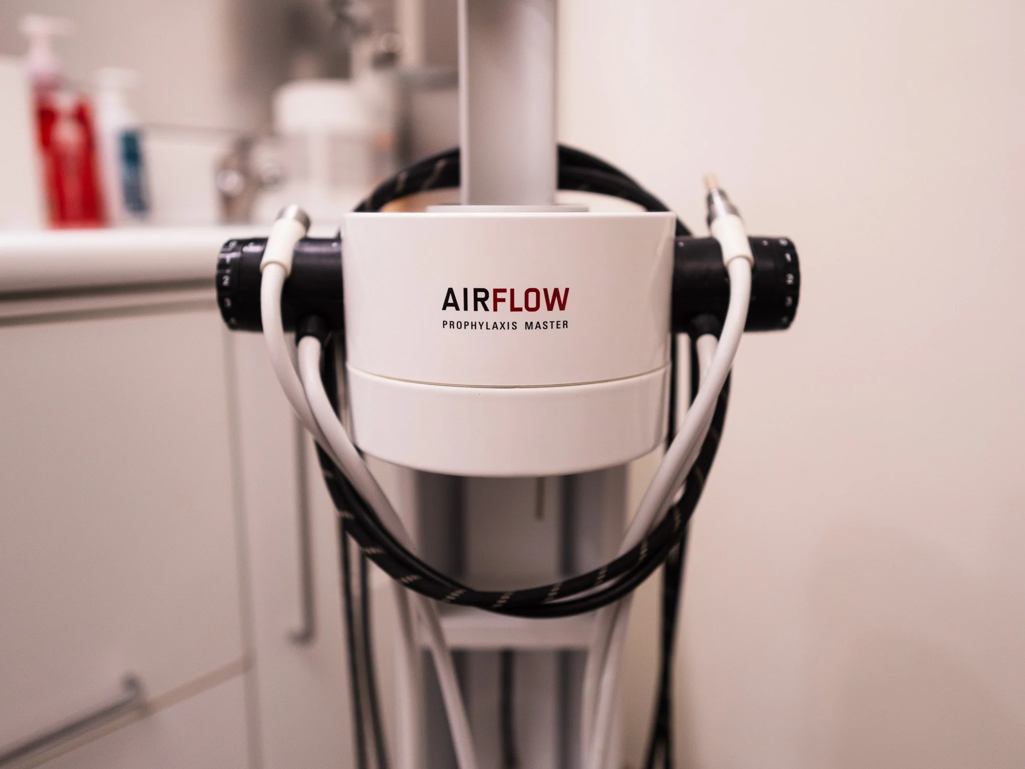 Máquina de tratamiento de apnea del sueño llamada AIRFLOW en un entorno clínico.