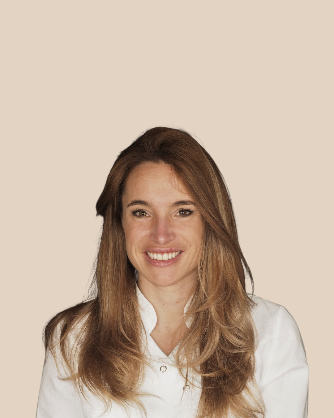 Retrato de una mujer con cabello largo y castaño claro, sonriendo, con blusa blanca, fondo beige.