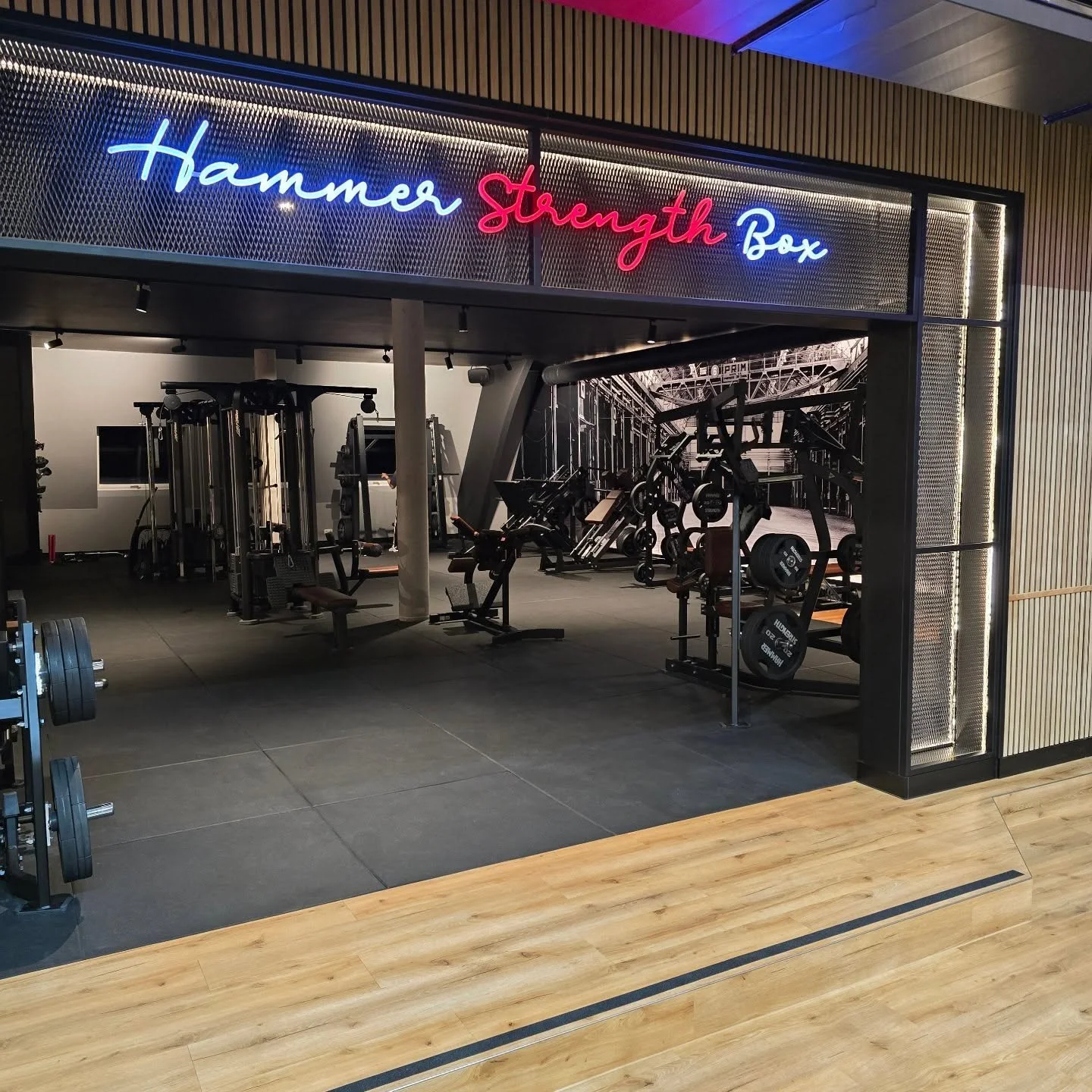 𝐊𝐨𝐦𝐦𝐭 𝐯𝐨𝐫𝐛𝐞𝐢 𝐮𝐧𝐝 𝐞𝐫𝐥𝐞𝐛𝐭 𝐝𝐢𝐞 𝐧𝐞𝐮𝐞 𝐅𝐢𝐭𝐧𝐞𝐬𝐬𝐟𝐚𝐛𝐫𝐢𝐤 𝐏𝐫𝐞𝐦𝐢𝐮𝐦 𝐑&ouml;𝐝𝐞𝐧𝐭𝐚𝐥!

#studioimpressions #gymlife #gymlover #r&ouml;dental #fitnessfabrikroedental #wellness #sauna #hammerstrength #lifefitness #m