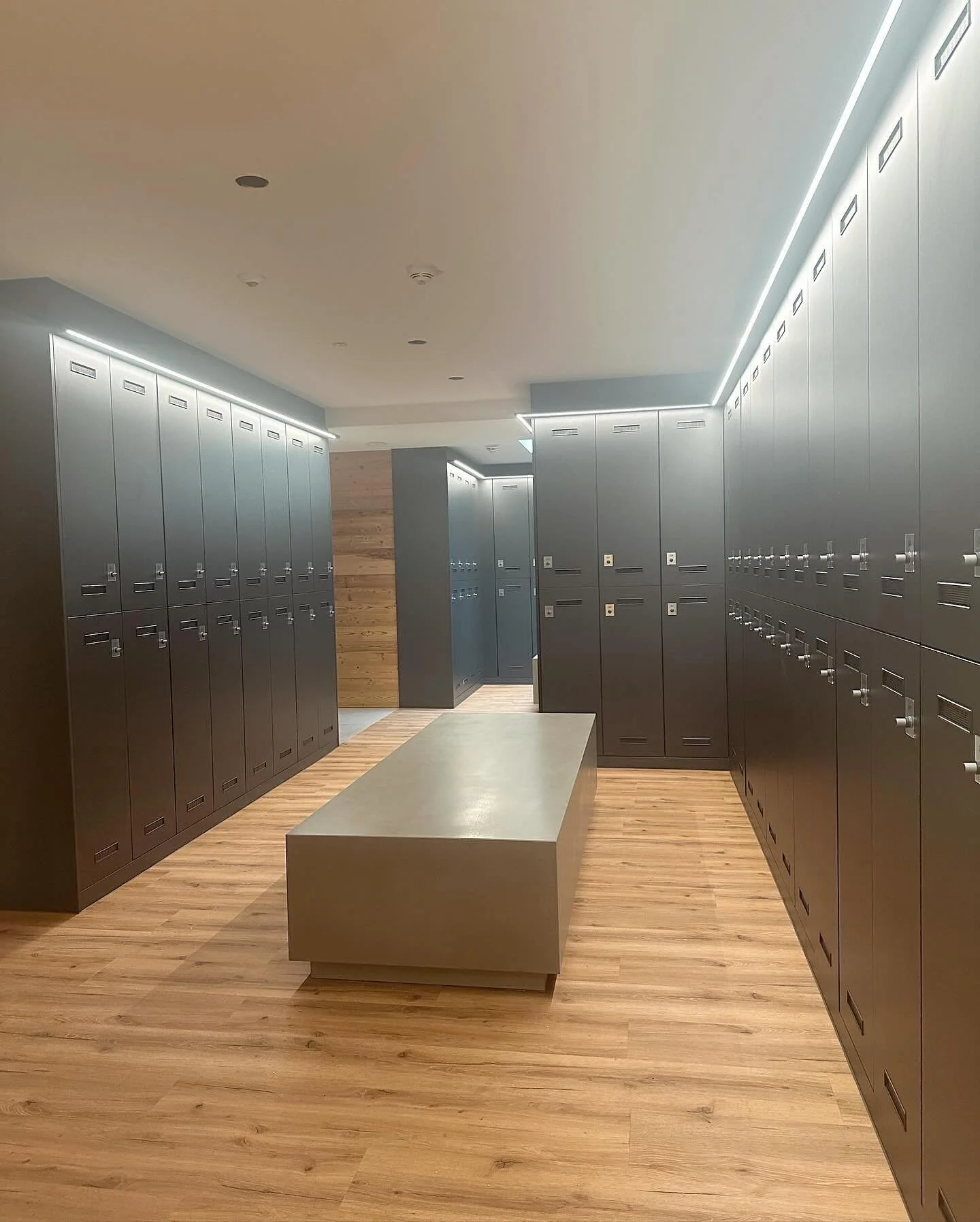 Es ist soweit! 🤩 Auch wenn noch die ein oder andere &bdquo;Sch&ouml;nheitsarbeit&ldquo; ansteht, freuen wir uns Euch ab morgen unsere Umkleiden, Duschen und Saunabereiche zur Verf&uuml;gung stellen zu d&uuml;rfen! Wir freuen uns auf Euren n&auml;chs