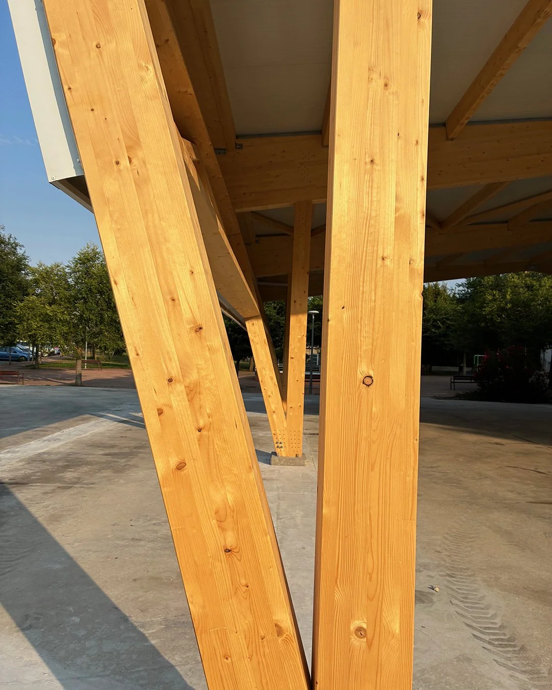 Cubierto en plaza de Aoiz - arquitectura Luis Goñi Iturralde