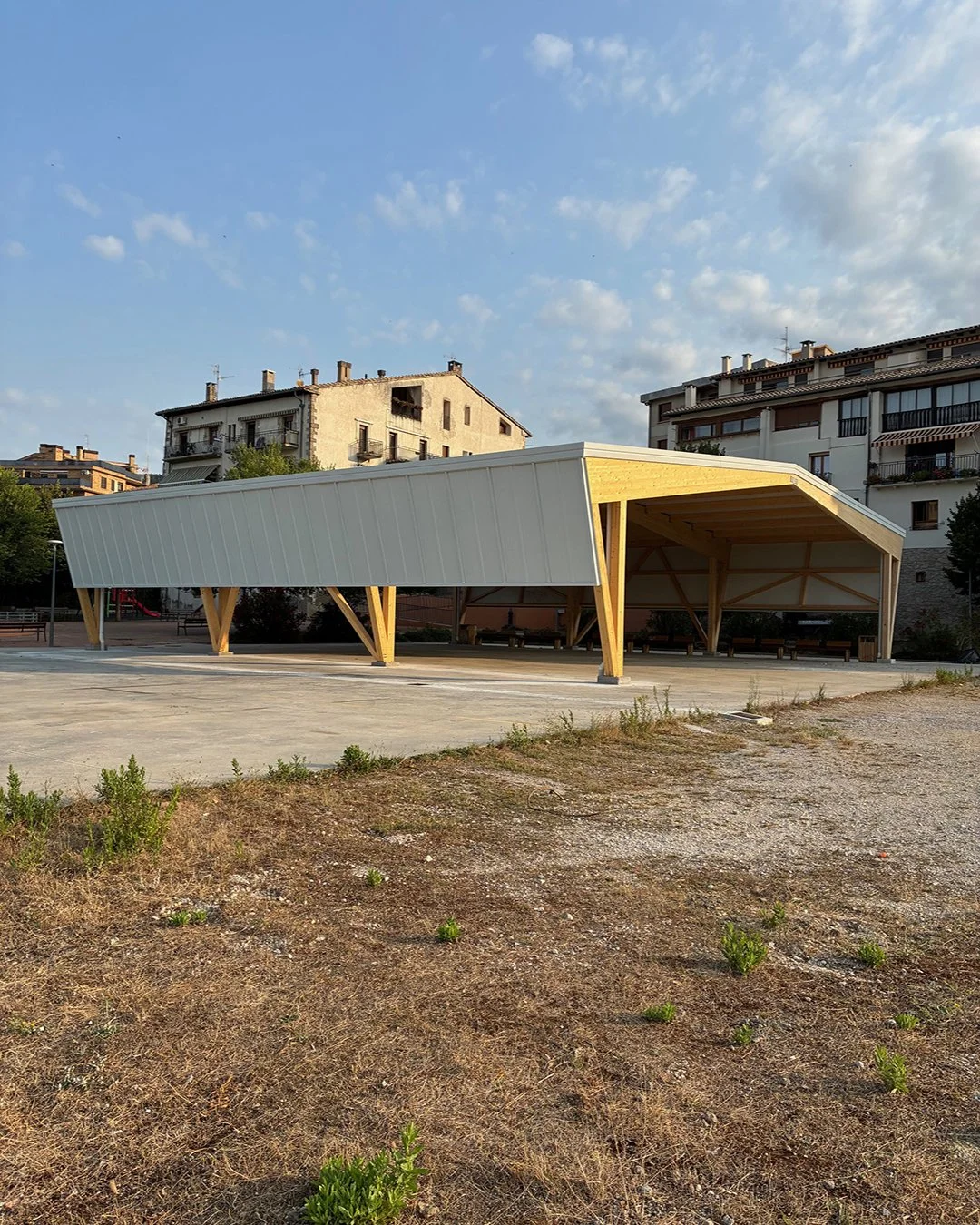Cubierto en plaza de Aoiz - arquitectura Luis Goñi Iturralde