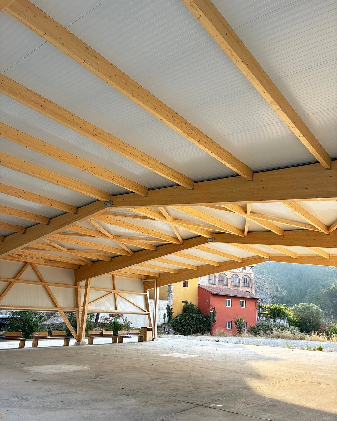 Cubierto en plaza de Aoiz - arquitectura Luis Goñi Iturralde