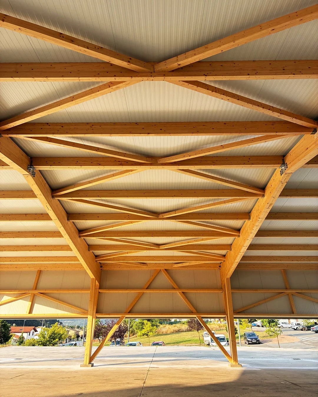 Cubierto en plaza de Aoiz - arquitectura Luis Goñi Iturralde