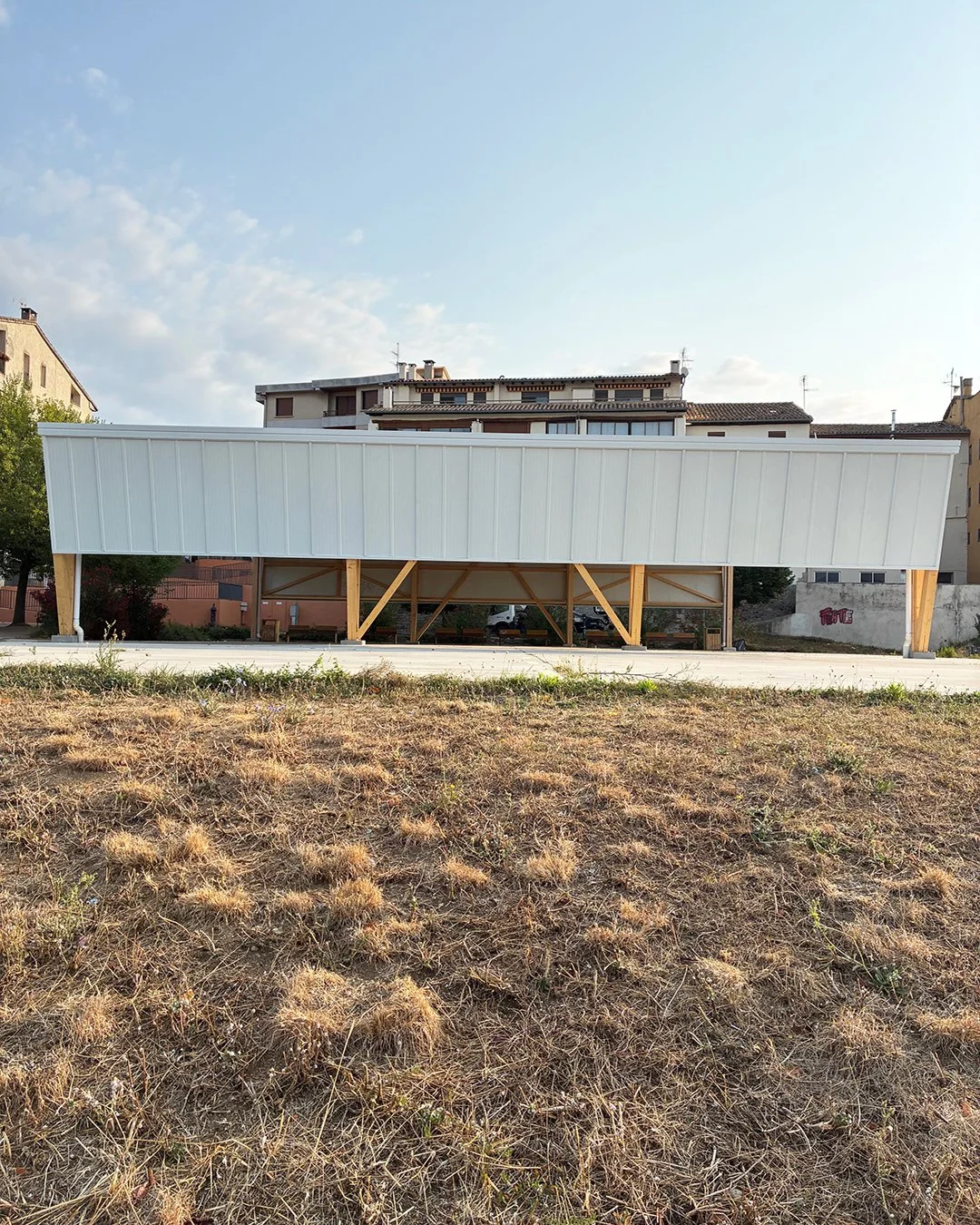 Cubierto en plaza de Aoiz - arquitectura Luis Goñi Iturralde