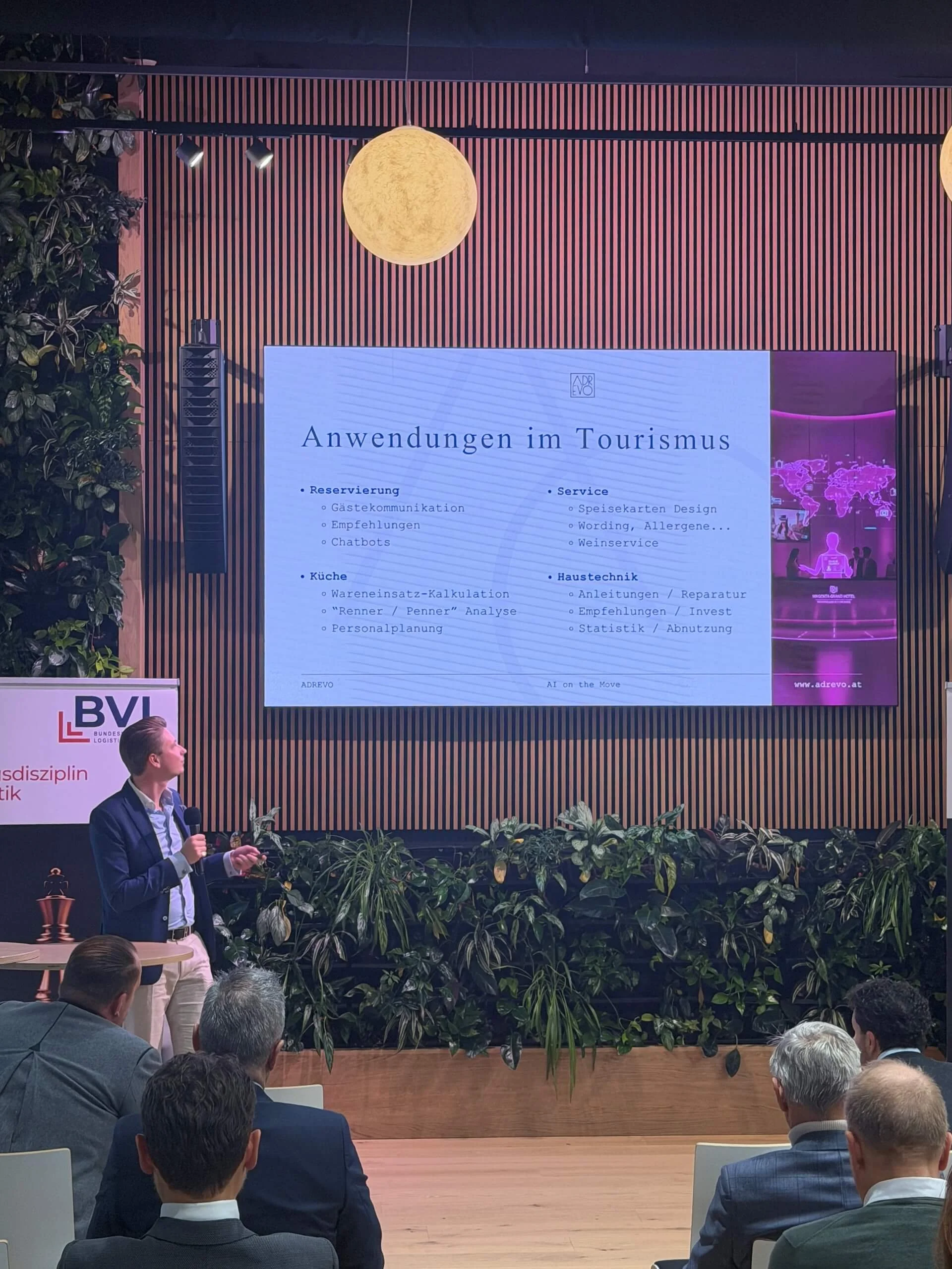 Lorenz Spalt von der Marketing und Revenue Agentur für Hotels, ADREVO, hält einen Vortrag über digitale Systeme und Künstliche Intelligenz in der Hotellerie und Logistik.