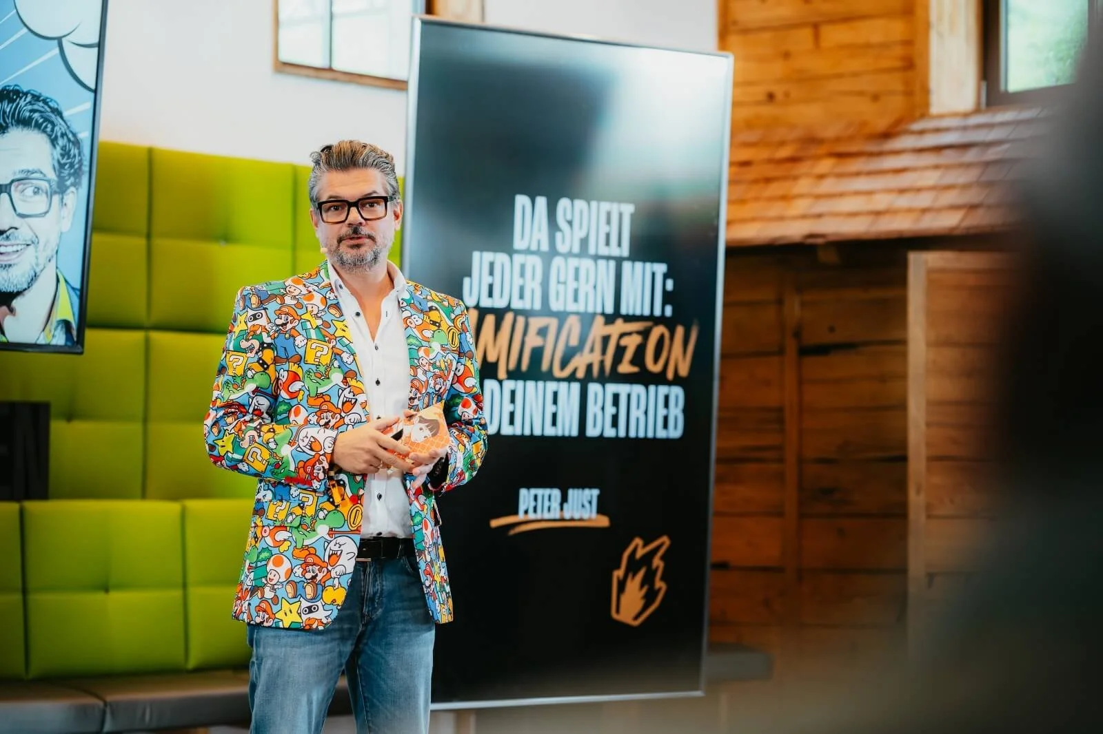 Peter Just hält einen Vortrag über Gamification und Künstliche Intelligenz in der Hotellerie.