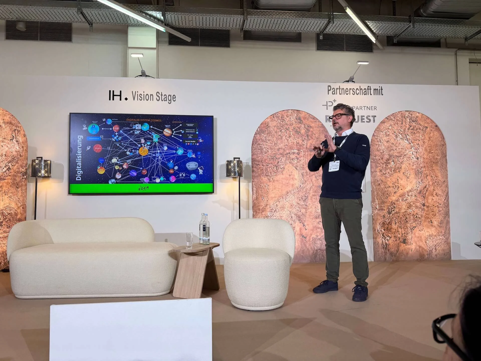 Peter Just hält einen Vortrag über digitale Systeme und Künstliche Intelligenz in der Hotellerie.