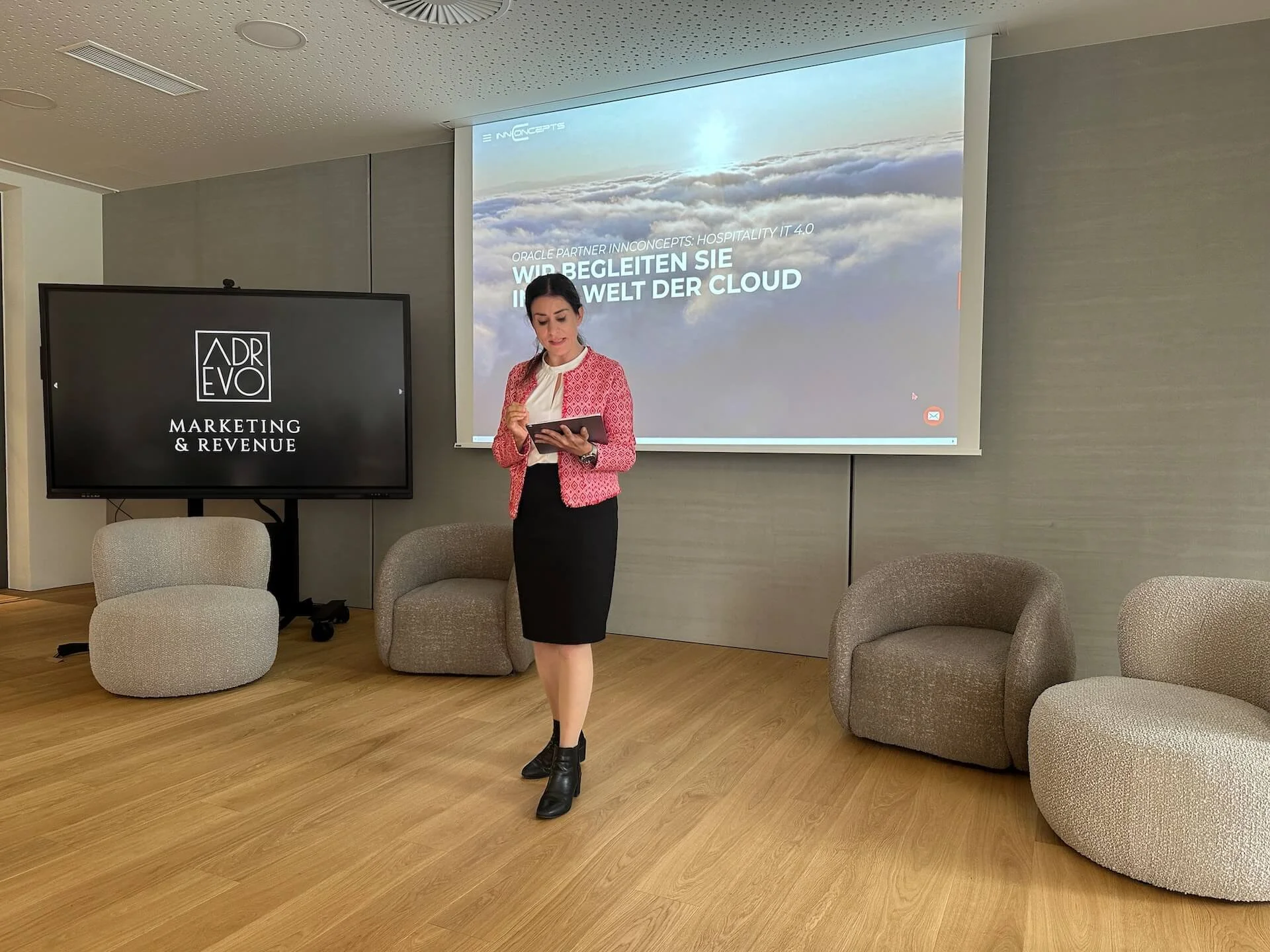 Marlene Glanzer von der Marketing und Revenue Agentur für Hotels, ADREVO, hält einen Vortrag über digitale Systeme und Künstliche Intelligenz in der Hotellerie.