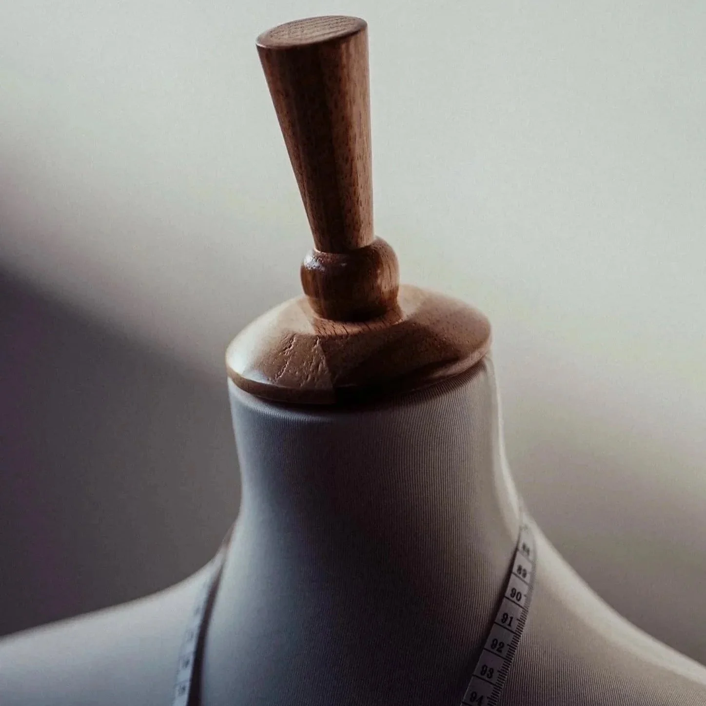 Un mannequin de couture avec une règle de couture. 