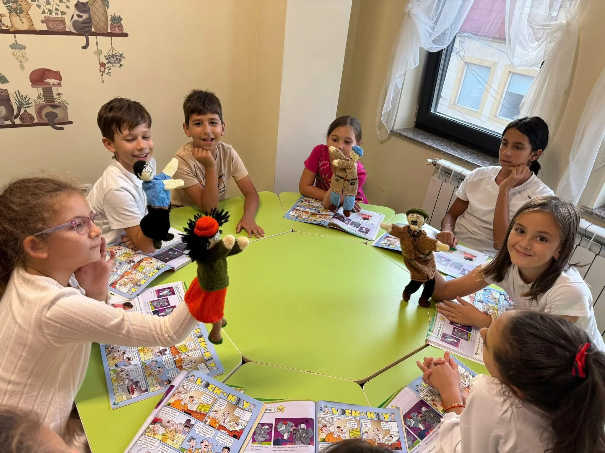 Copii la York Rose Constanța învață limba engleză prin jocuri interactive și teatru cu păpuși