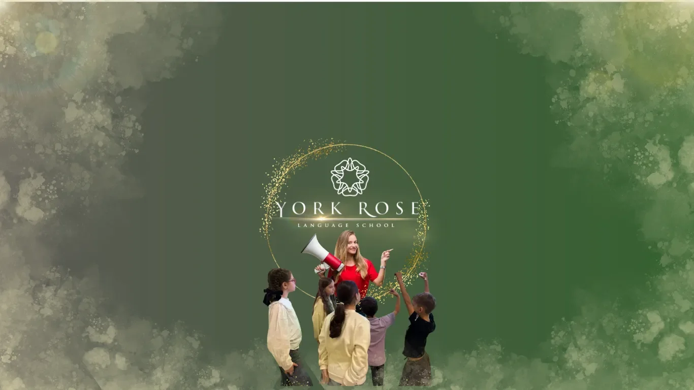 Bannerul cursului de varǎ Englezǎ Public Speaking la York Rose in Constanta pe fundal verde, înfățișând o profesoară în roșu cu un megafon alb, ghidând un grup de copii entuziaști sub logo-ul central încadrat într-un cerc auriu sclipitor