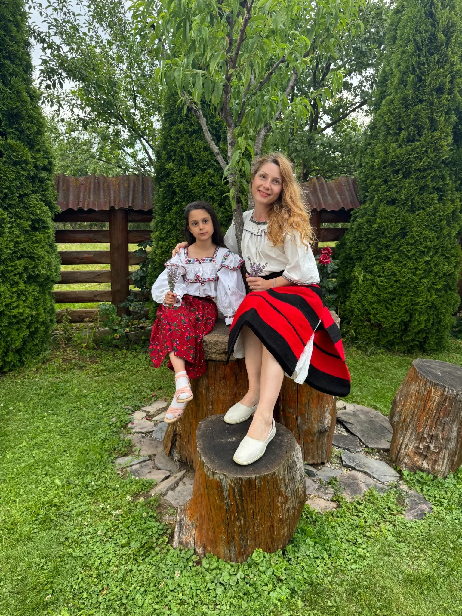 Participanți la tabăra York Rose îmbrăcați în costume tradiționale românești în timpul unei activități culturale