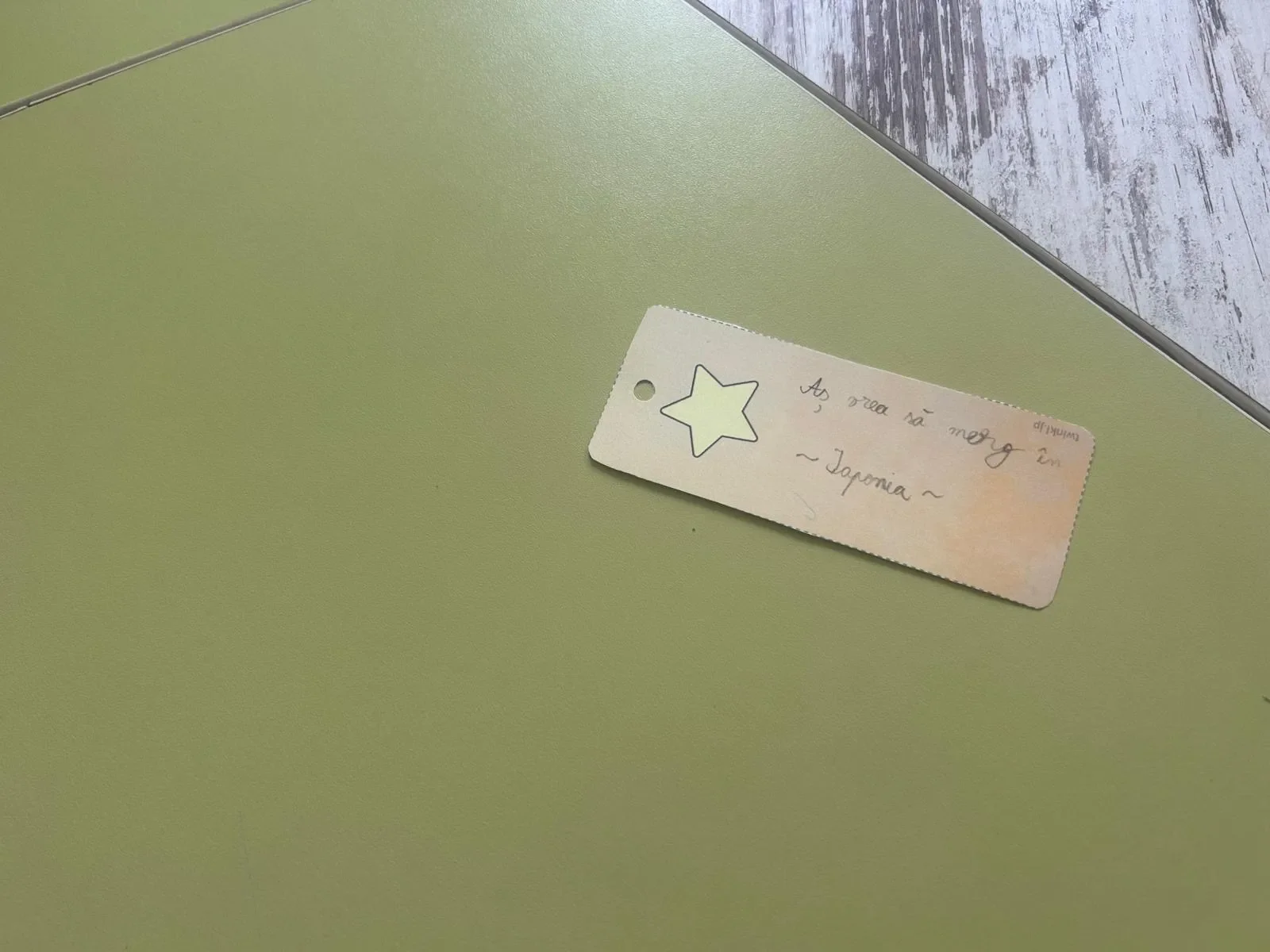 Semn de carte lucrat manual cu mesajul 'Aș vrea să merg în Japonia' creat la atelierul de cultură japoneză