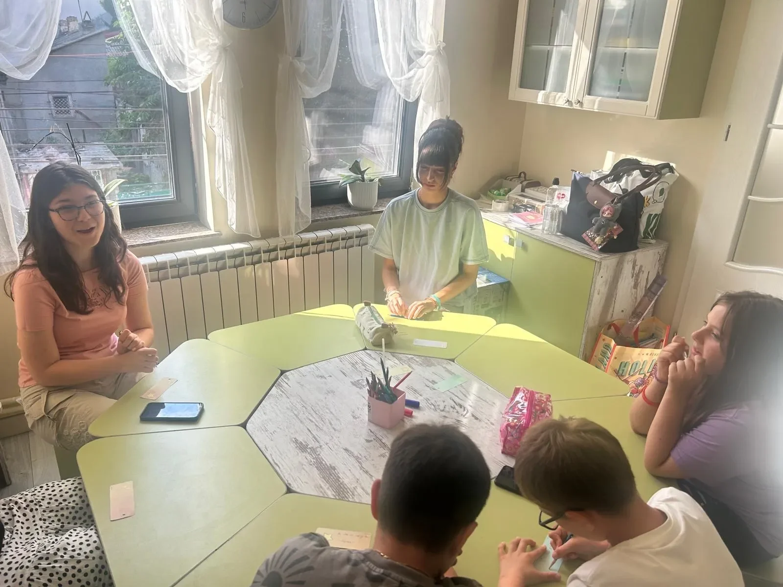 Grupă restrânsă de elevi participând la atelierul interactiv de limba și cultura japoneză în Constanța