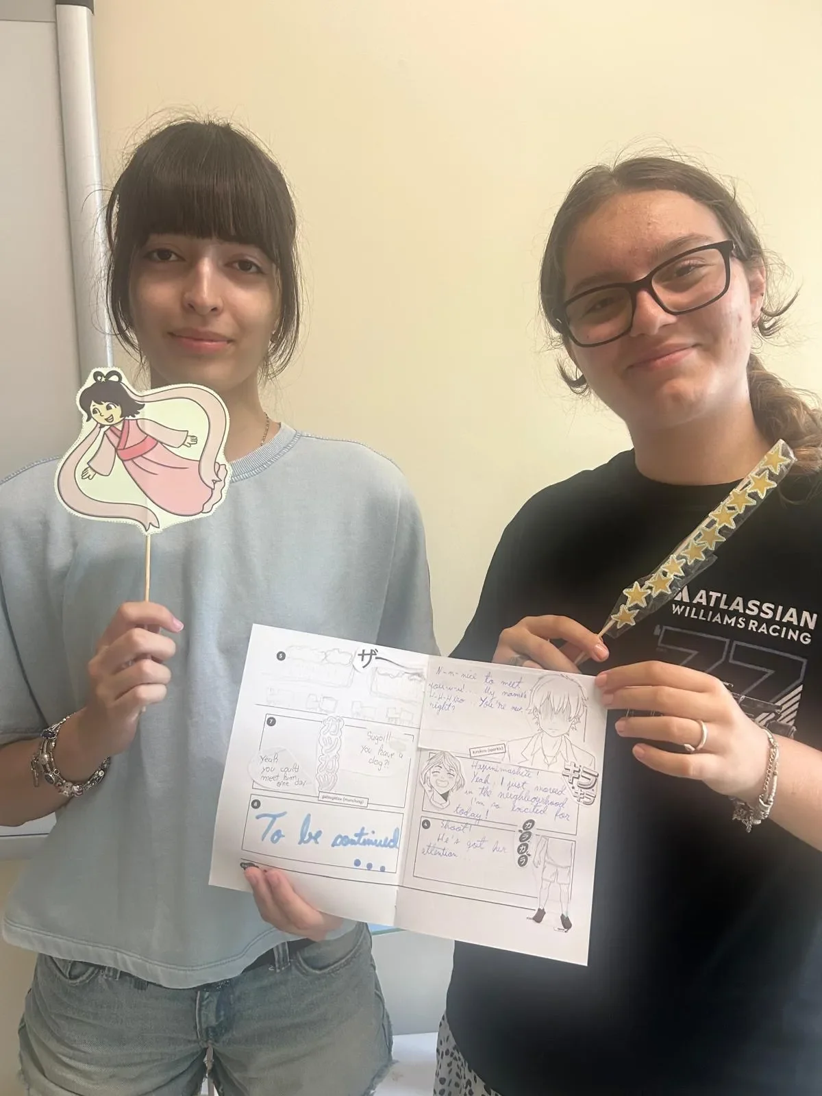 Cursante la York Rose Language School arătând un proiect complet de desen și dialoguri în limba japoneză