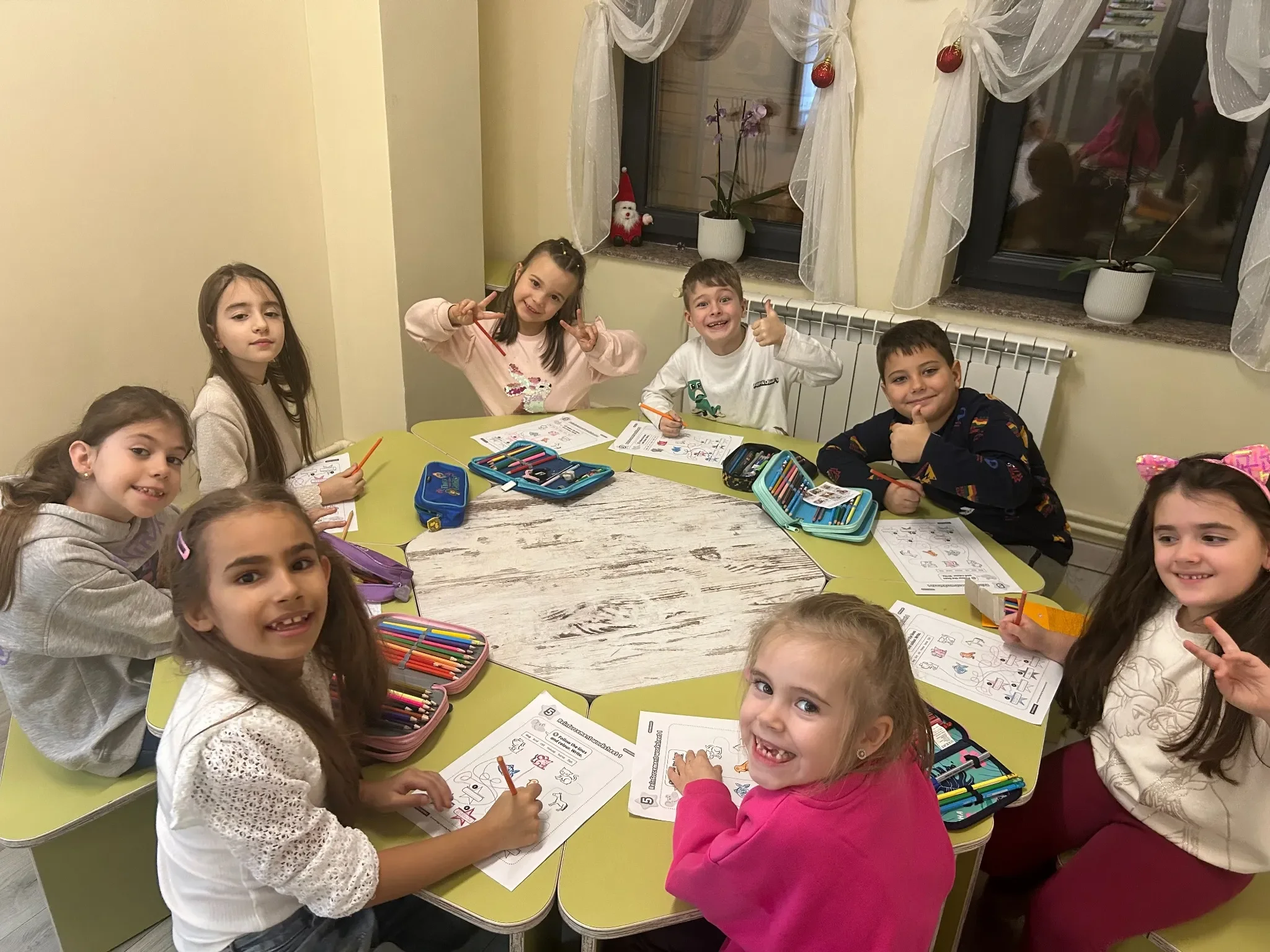 Grup de copii participând la cursuri interactive de germană la York Rose Constanța, activitate educativă „Play and Learn” în clasă modernă