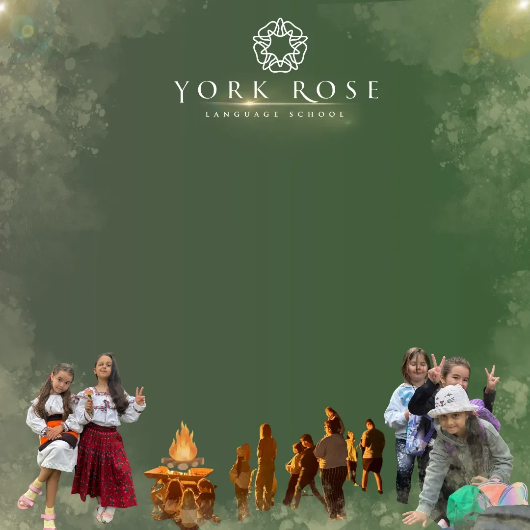 Bannerul de înscrieri pentru tabăra de vară York Rose Language School pe fundal verde, înfățișând copii fericiți în costume populare, un foc de tabără, siluete de exploratori și logo-ul central al școlii.