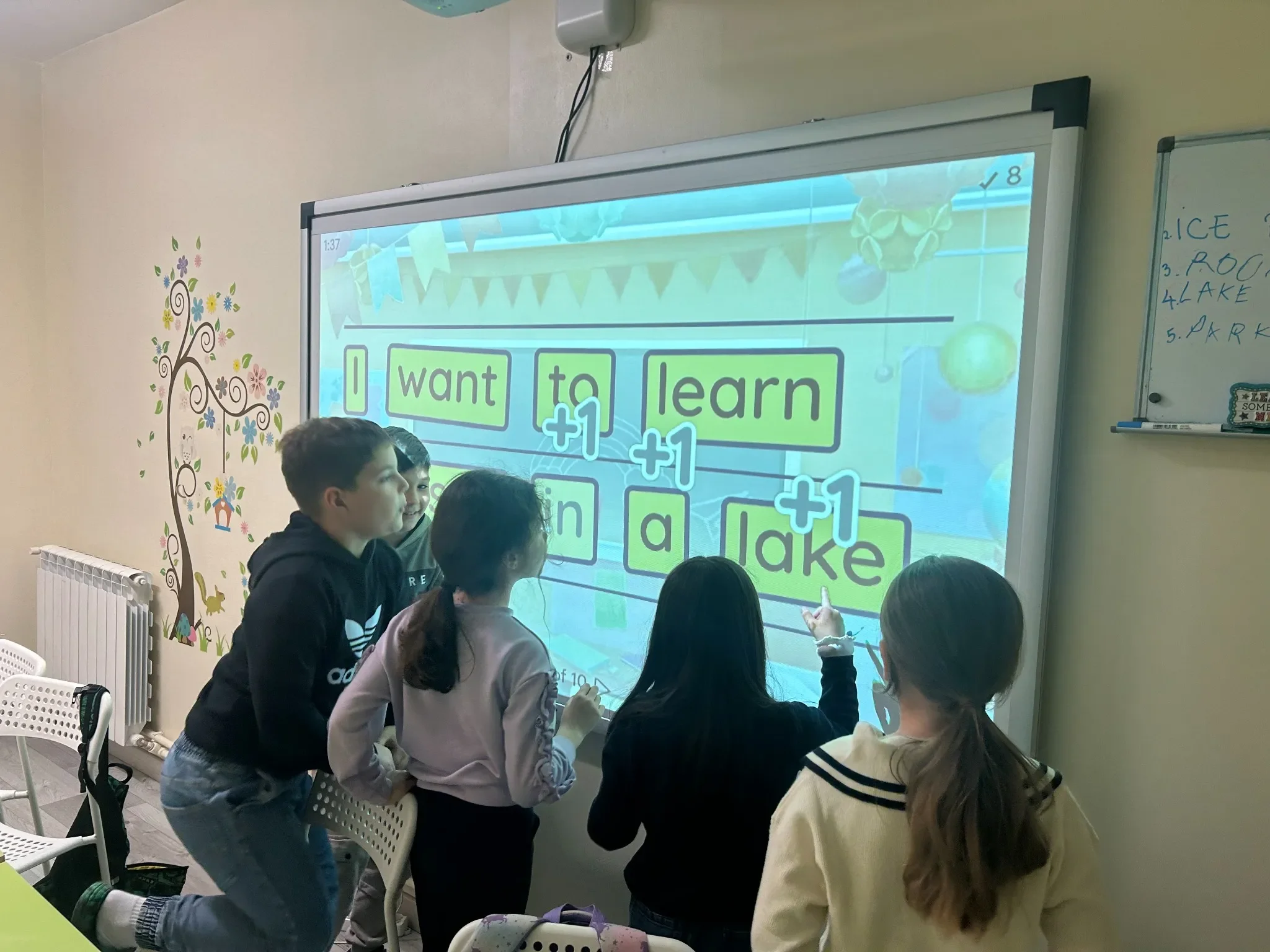 Elevi la York Rose Constanța învață limba engleză folosind tablă interactivă în cadrul unei lecții dinamice pentru copii