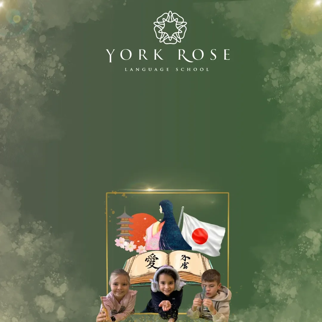 Bannerul paginii de înscrieri la japoneză York Rose în Constanța pe fundal verde, înfățișând trei copii zâbitori sub un colaj grafic cu o carte deschisă cu caractere japoneze, steagul Japoniei, o pagodă și flori de cireș.