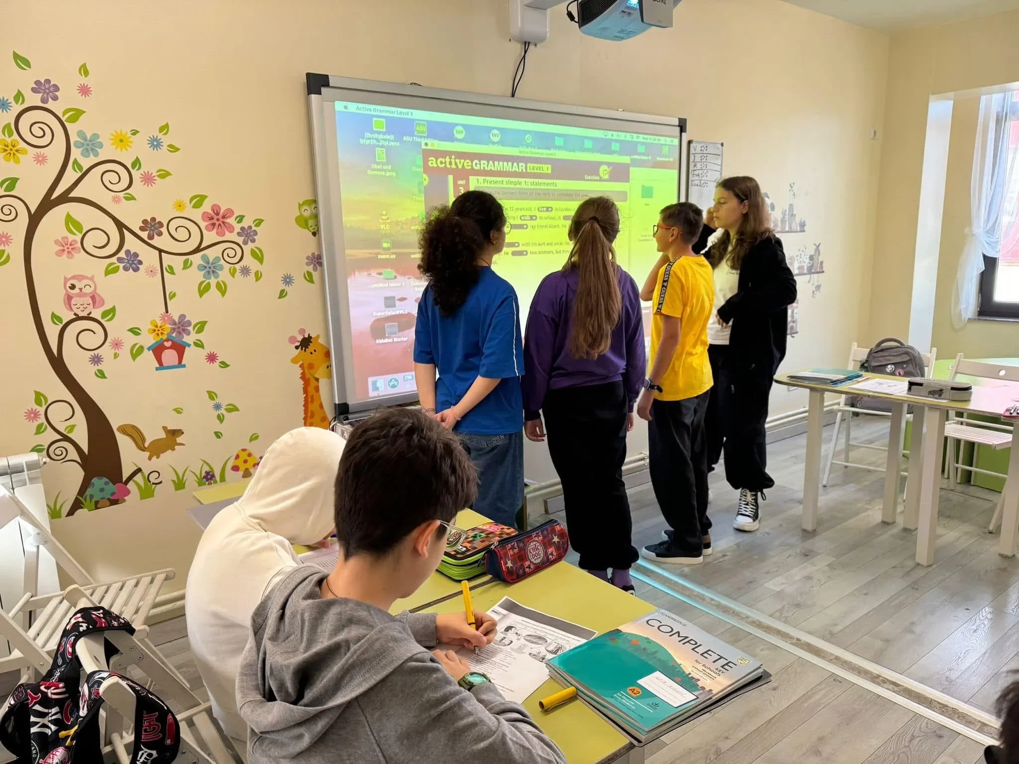 Elevi la York Rose lucrând exerciții de gramatică pe tablă interactivă în timpul cursului de germana