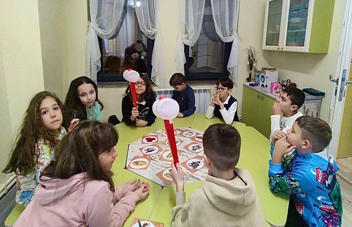 Copii la York Rose Constanța participând la joc interactiv de vocabular